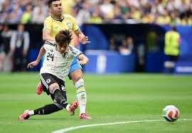 こんにちは！

深夜2時5分前に起床！
睡眠3時間はきつかったが、試合が始まればそんなことなく観戦！！

真剣勝負はそんなに甘い物ではなかったd(￣ ￣)

しかし、一昔前ではこんなに臆することなくブラジルと試合ができるとは思ってもいなかった
気がします。堂々とメリハリのある試合でした。

2006年のブラジル戦とは全然違いました。
が、
結果が全ての勝負！厳しい現実です。

4年後さらに新しい選手が出てきて日本サッカーを世界に見せつけてもらいたいですね。