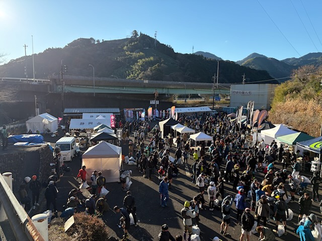 皆さんこんにちは！

日曜日は全国各地とても寒くなって雪が猛威を奮っていましたね。

さいたまマラソンが中止になるとか
各地でイベントが軒並み中止していましたね。

NHKののど自慢大会も中止！

高速道路も通行止め！

しかし、静岡の中部地方は滅多に雪は降らないので
心配はなかったです。

さて、今回で4回目の「丸子アルプトレイル大会」！

自分は2回目から参加しています！
目的としては山を楽しみながら脚力強化！！

でしたが、今回はできるだけ上を目指して走りました！
＊3時間前後でゴールしたい！

距離：21km　累積標高：1673m（ガーミン計測）
なかなか、パンチのあるコースです！