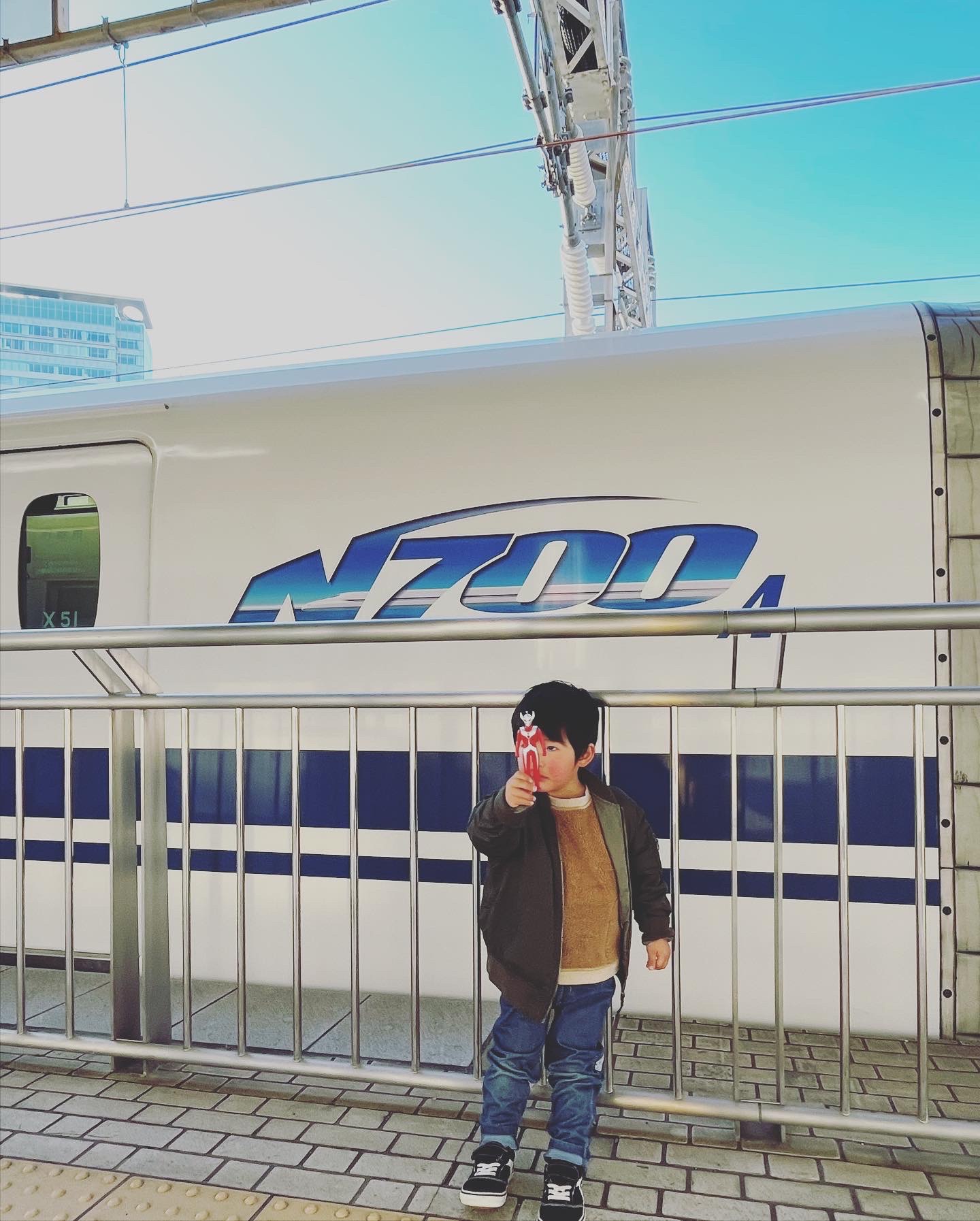 <span style='font-size:1.4em;'>初の新幹線!やや興奮!<br>東京駅で今ハマっているウルトラマン!<br><span style='color:#ff0000;'>【ウルトラマンタロウ】購入!!</span></span>