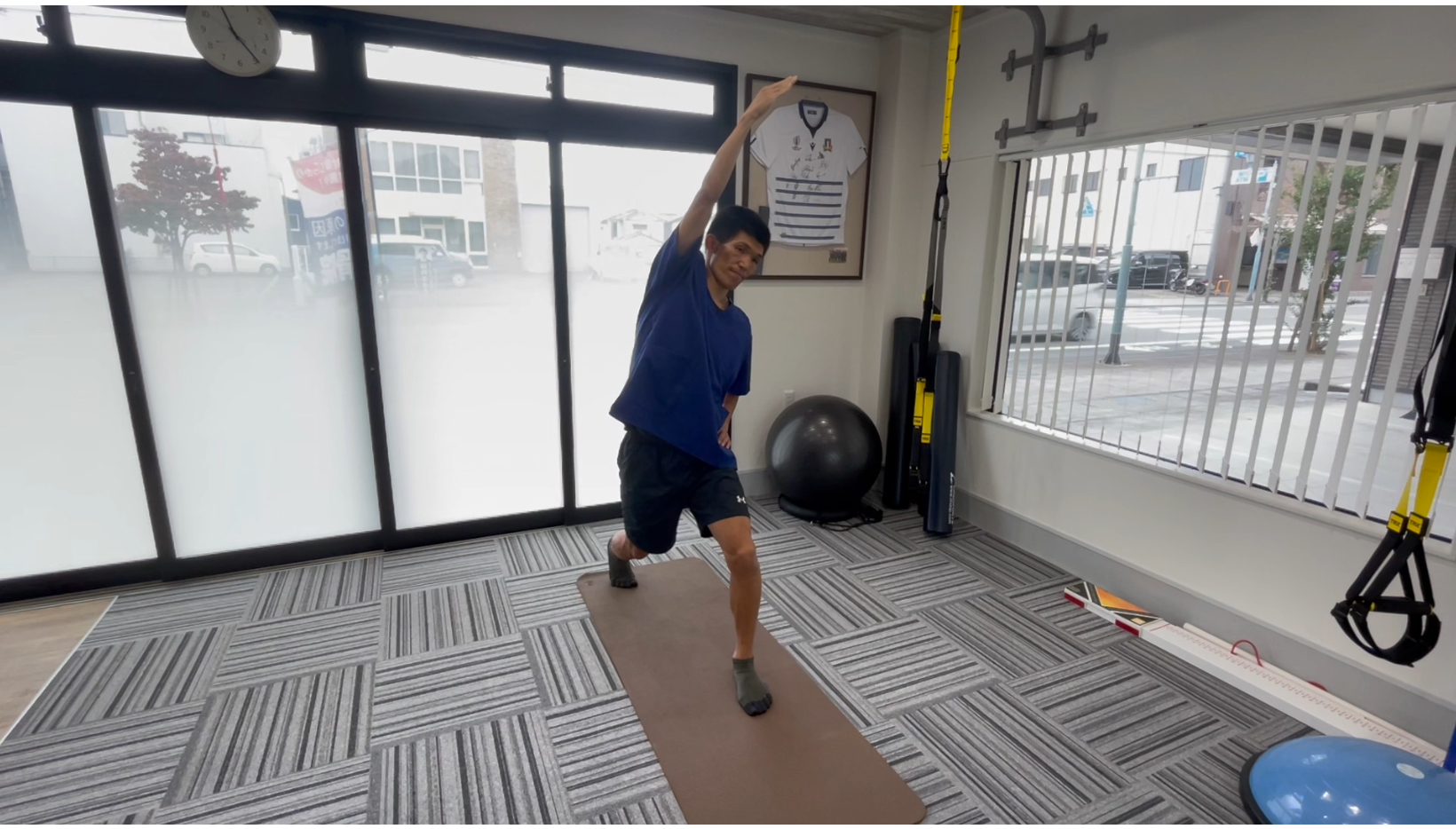 体側のストレッチ<br><br>脇の付け根から腰・脚の付け根までのストレッチ！姿勢を保持することによって<br>体幹のトレーニングにもなります。<br><br>２０秒ほどゆっくり伸ばしましょう！（左右共におこないます）<br>