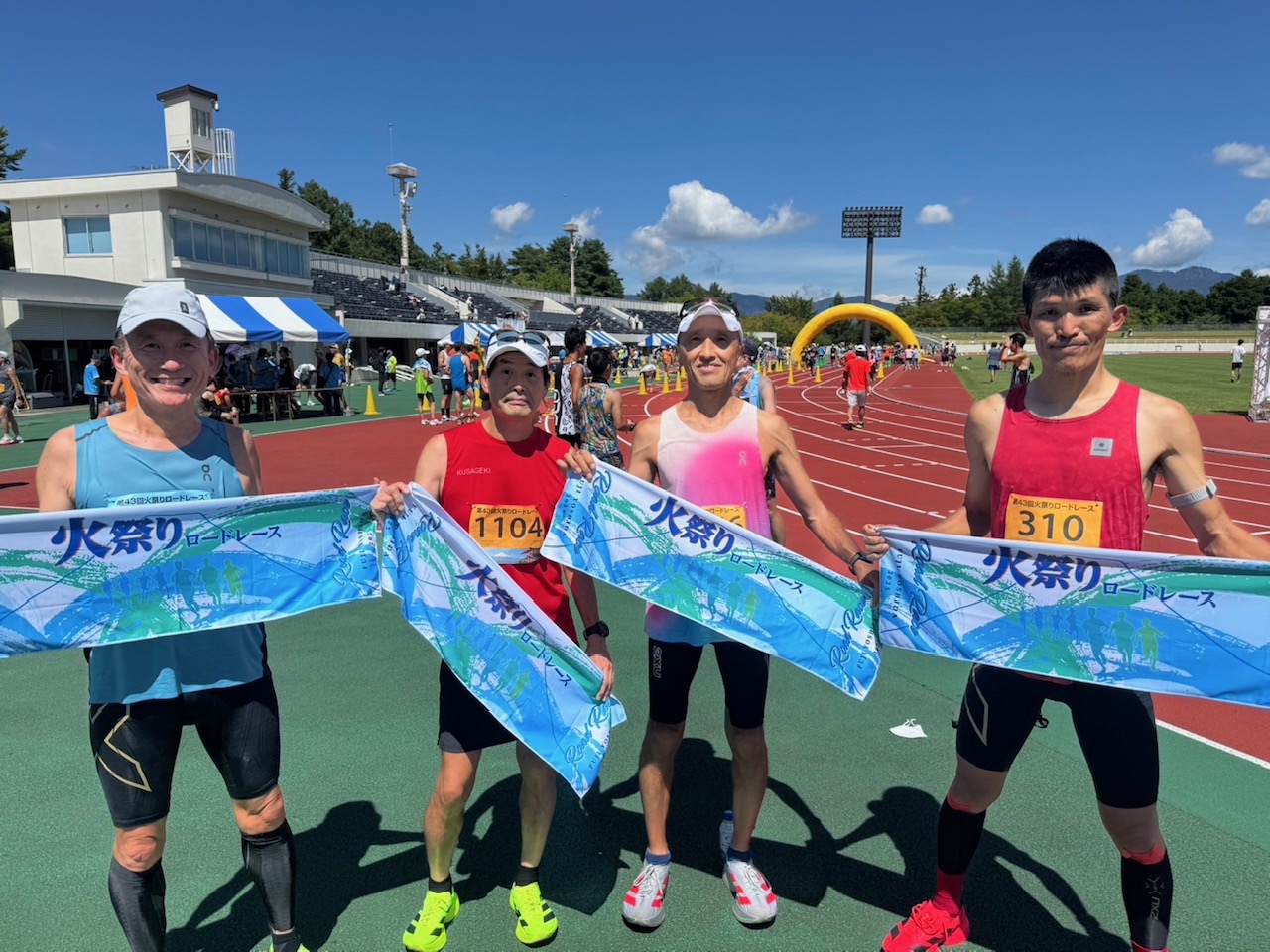 ８時ごろから準備を開始して、８時３０分からウォーミングアップ！<br><br>標高が１０００ｍだったのでそこまで暑くなかったが、時間が経つにつれて<br>ジワジワと暑くなってきた(>_<)<br><br>９時３０分号砲！！<br><br>まず、最初の１キロ３：３８まずまずの入り！ここまではフラットでちゃんと走れるのは<br>このぐらいしかフラットコースがないといっても過言ではない！<br>２．５キロ以降は登りパート開始！（約９キロぐらいまで）<br>９キロぐらいまでが緩やかに１３００ｍまで登るコース！<br><br>そこから１７キロぐらいまでいっきに下りちょっとフラットコースを走りまた２ｋｍ登る<br>さすがに、脚が言うことをきいてくれない。耐えて登りきりラスト２ｋｍを<br>４：３１・４：００でまとめて<br><br>１時間３２分５０秒でゴール！年代別で２１位！総合６１位という結果でした（1100人出走）<br>上位6％に入ることができたので良しとしよう！<br>次回は90分切りしたいな。<br>