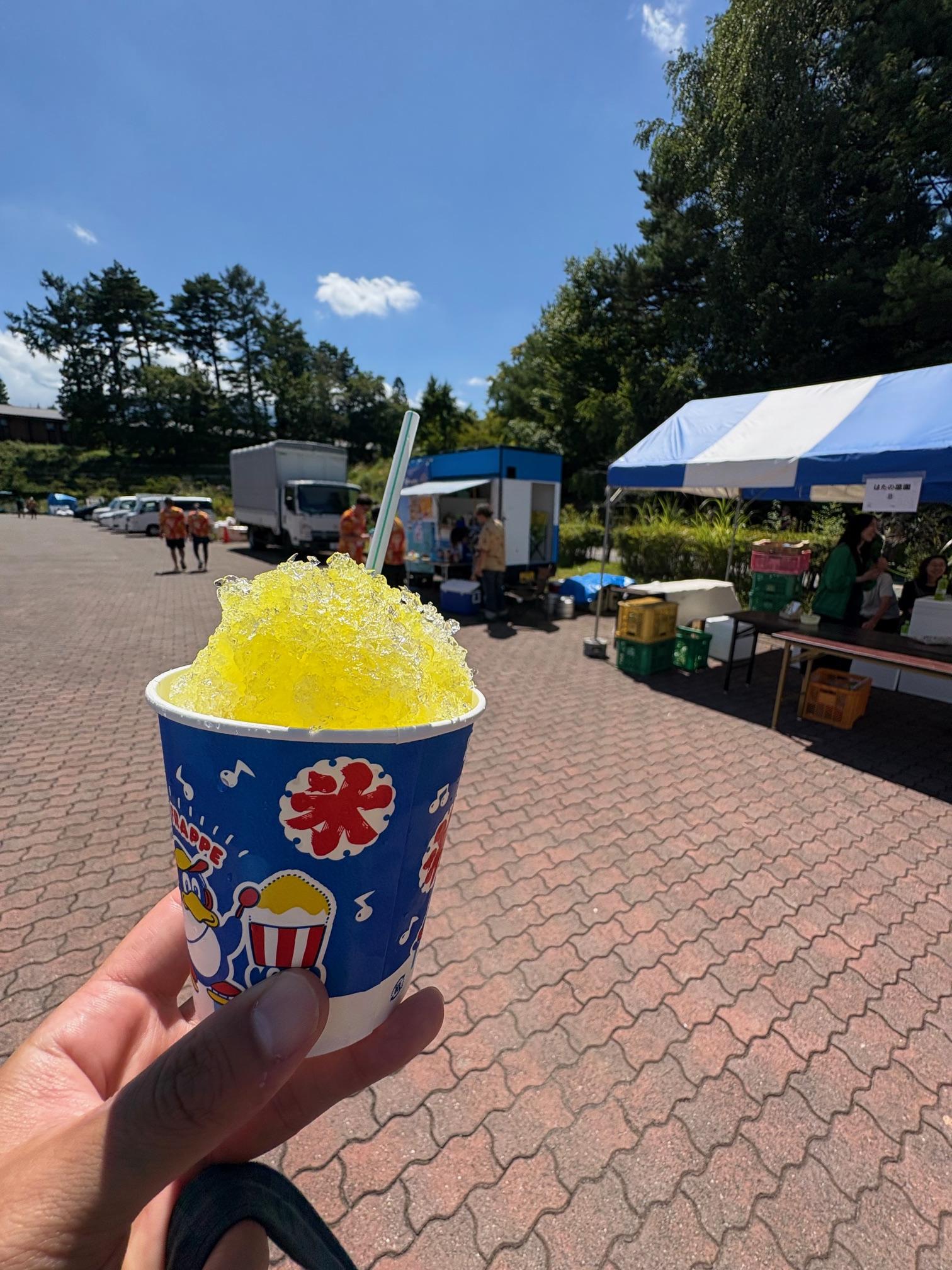 レース中は日影が多くて気持ち良かったですが、所々直射日光の所は暑く、だいぶ日焼けしました！<br><br>よって、レース後にかき氷でアイシング！<br>体内も良く冷えて火照ったからが喜んでいました!(^^)!<br><br>気持ちは晴天の下でビールを飲みたかったが<br>家までの辛抱！！<br>