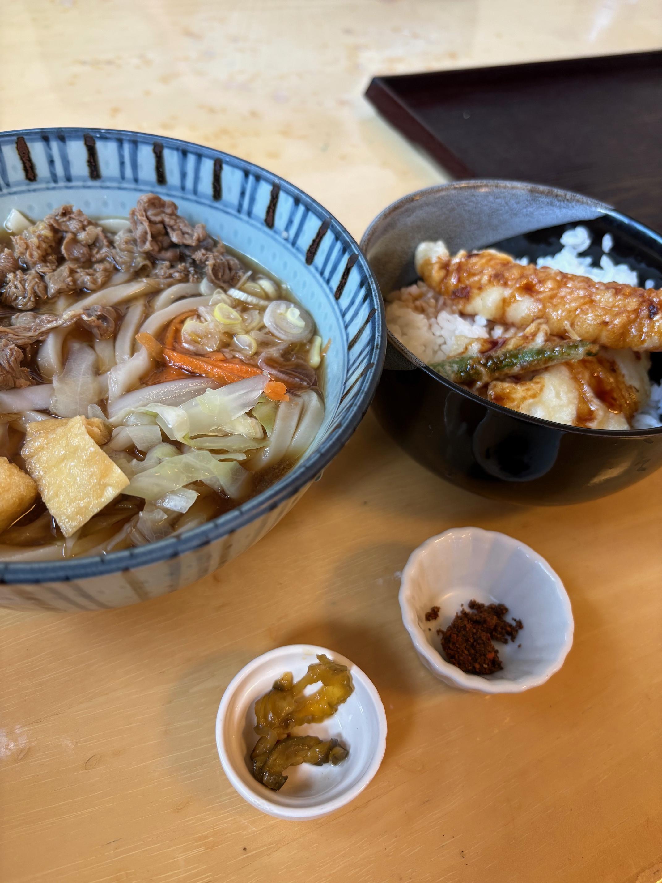 表彰式も終わり（治療に来てくれているＳさん（4位）・Ｉさん（3位）が年代別で入賞！）<br>素晴らしい！負けないで日々精進ですね(>_<)<br><br>会場をあとにして<br>せっかく富士吉田にきたのでうどんを食べてから帰ることに！朝もうどんでしたが！<br>吉田うどんは別です(笑)<br><br>他のランナーさんも居て店内は賑やかでした！！<br>天丼もつけて豪華な昼飯に！ごちそうさまでした＼(^o^)／<br>