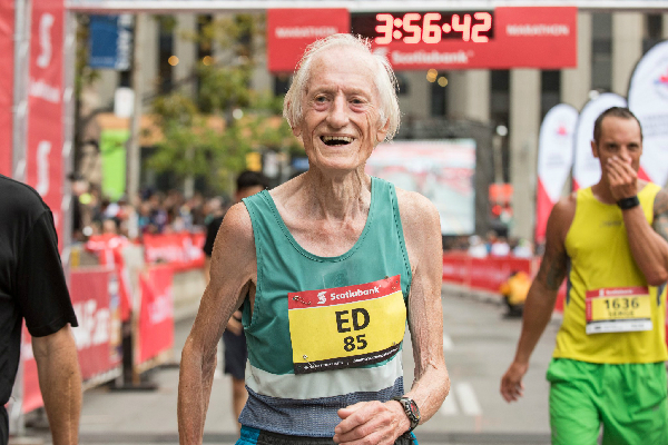 （故）エド・ウィットロックさん享年８６歳！
８６歳まで走り続けてサブ４（３時間４５分以内）を維持していたそうです。

６９歳の時にフルマラソンをサブ３を達成してその当時の世界記録を更新！

７４歳でも２時間５８分４０秒を記録した！