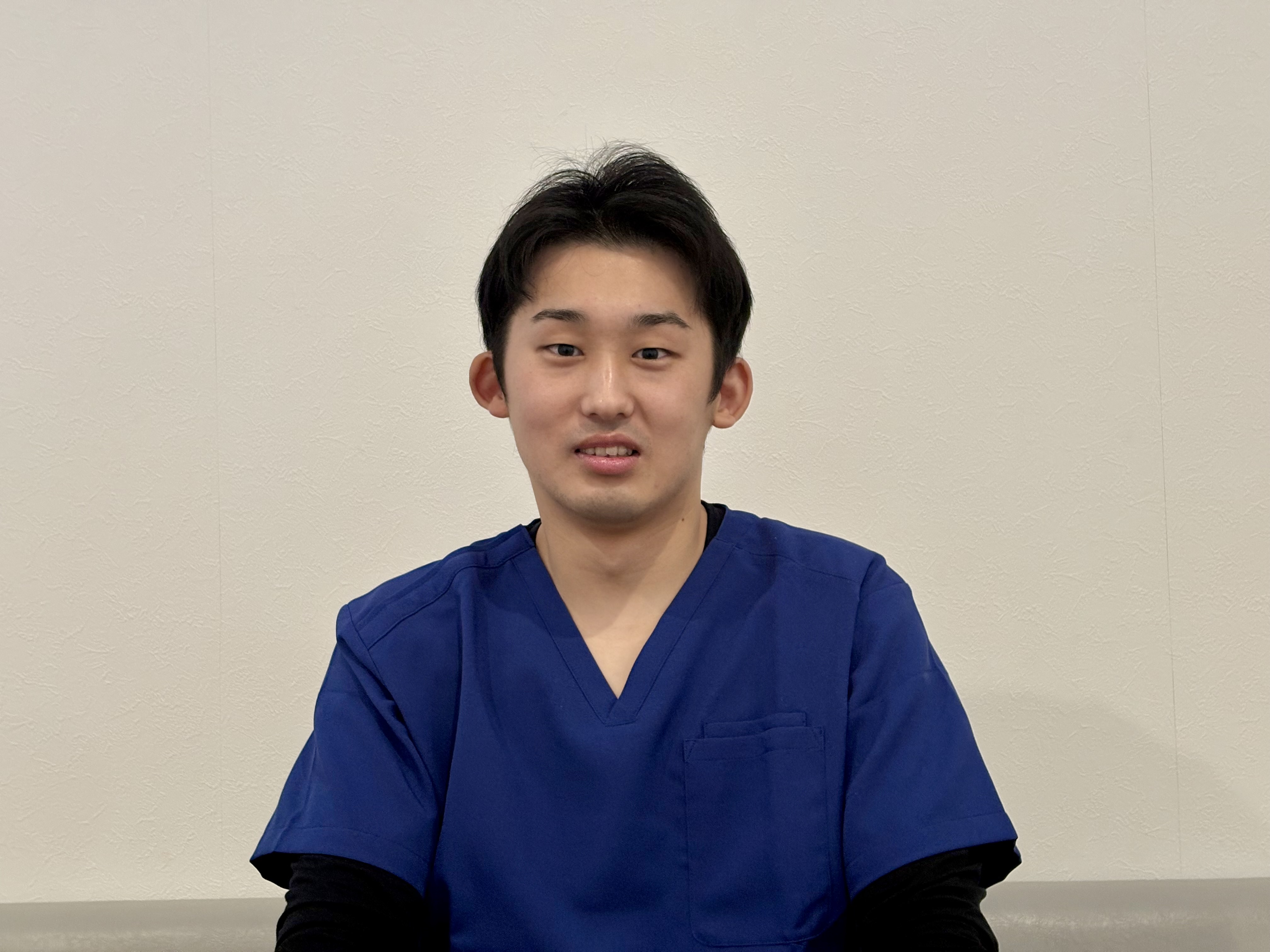 皆さんこんにちは！

12月から治療院に新たな仲間が増えました！

自分と院長よりも１回り半下の若き鍼灸あん摩マッサージ指圧師！

<span style='font-size:1.4em;'><b>【大村　兼清】　【オオムラ　ケンシン】先生！！</b></span>


専門学校を卒業してまだ1年しか経っていないので
これから、治療家として社会人として日々鍛錬をして
1日でも早くデビューできるように
自分たちの方もバックアップして治療院力を爆上げして
いきたい所存です（笑）

２馬力から３馬力はデカいです！それも若いので
１馬力以上のパワーを秘めているのではないかと
勝手に思っています( ◠‿◠ )

当面の目標は訪問マッサージのデビューを目指して
コツコツと行っています（入社して１週目が終了）

自分も20年前に社会人デビューしてあっという間に今に至りますが、
山あり谷ありの20年でしたが、楽しめていたことが
折れずに行えていたと思います。

やらされている感じだと楽しむことは出来ないと思います。

積極的に行うことで楽しむことができるのではないかと
考えています。

受け身にならずに能動的に自発的に行う姿勢は何事にも
重要なことだと
今でも思って日々過ごしています。

アウトプットすることでとても改めて見返すことができて
とても、良い時間を過ごすことができています。

大村先生と共に自分もさらに成長していきたいですね！


皆さまどうぞ宜しくお願いいたします！