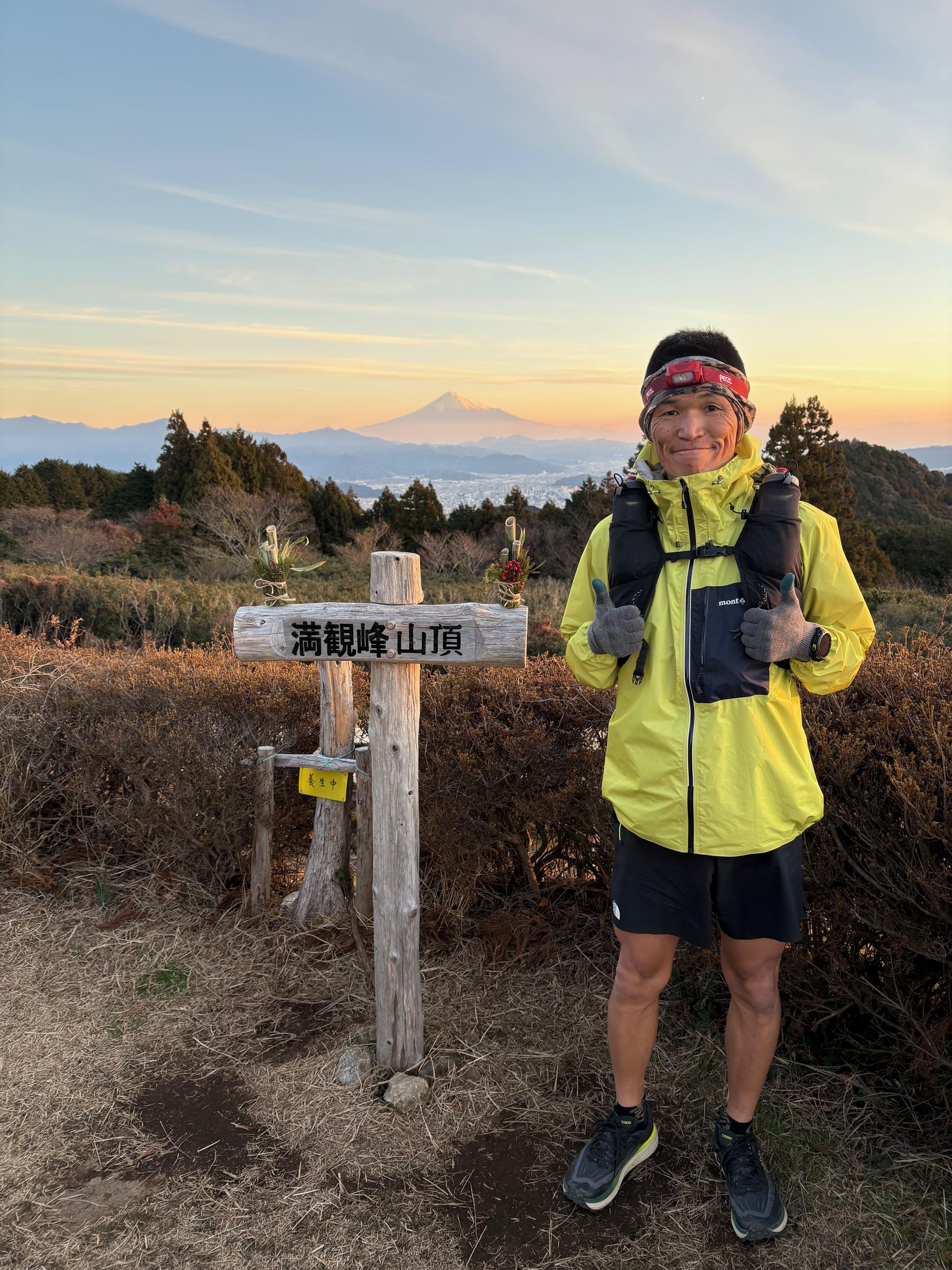 本日より２０２６年kai鍼灸接骨院のスタートとなります。

本年もよろしくお願いいたします。

さて、年末年始はいかがお過ごしでしたか？

自分は当初予定をしていた京都グレイトラン１３０ｋでしたが、
京都行く2日目におばあちゃんが老衰のため他界したため急遽キャンセルに！（DNS）
こればかしは、しょうがない(*´з`)

２７日はトレーナーで帯同しているチームの忘年会！
レースもなくなってしまったので大いに楽しみました。（完全に飲み過ぎた）

２８日は子どもたちとおばあちゃんを見送った（家から葬儀場へ）
その後は子どもたちと大いに遊んだ！

２９日・３０日はお通夜・葬儀！
久々におじさんたちと話をした(^^♪

３１日は早朝にラストのご来光を観に行くために満観峰へ！！日の出を眺めながらラーメン！
美味い！
帰宅後からちょっと大掃除して家族とすっくり過ごした！