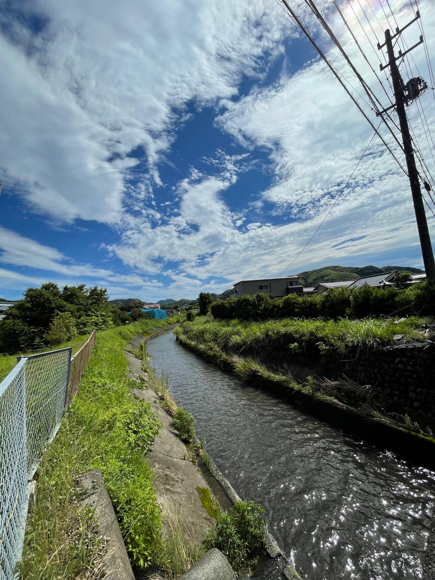 今日の一枚！夏の空・雲！！<br><br>暑熱順化して暑さに順次適応していきましょ！湯船にしっかり浸かること！<br>シンプルで1番ですね(*'▽')<br>