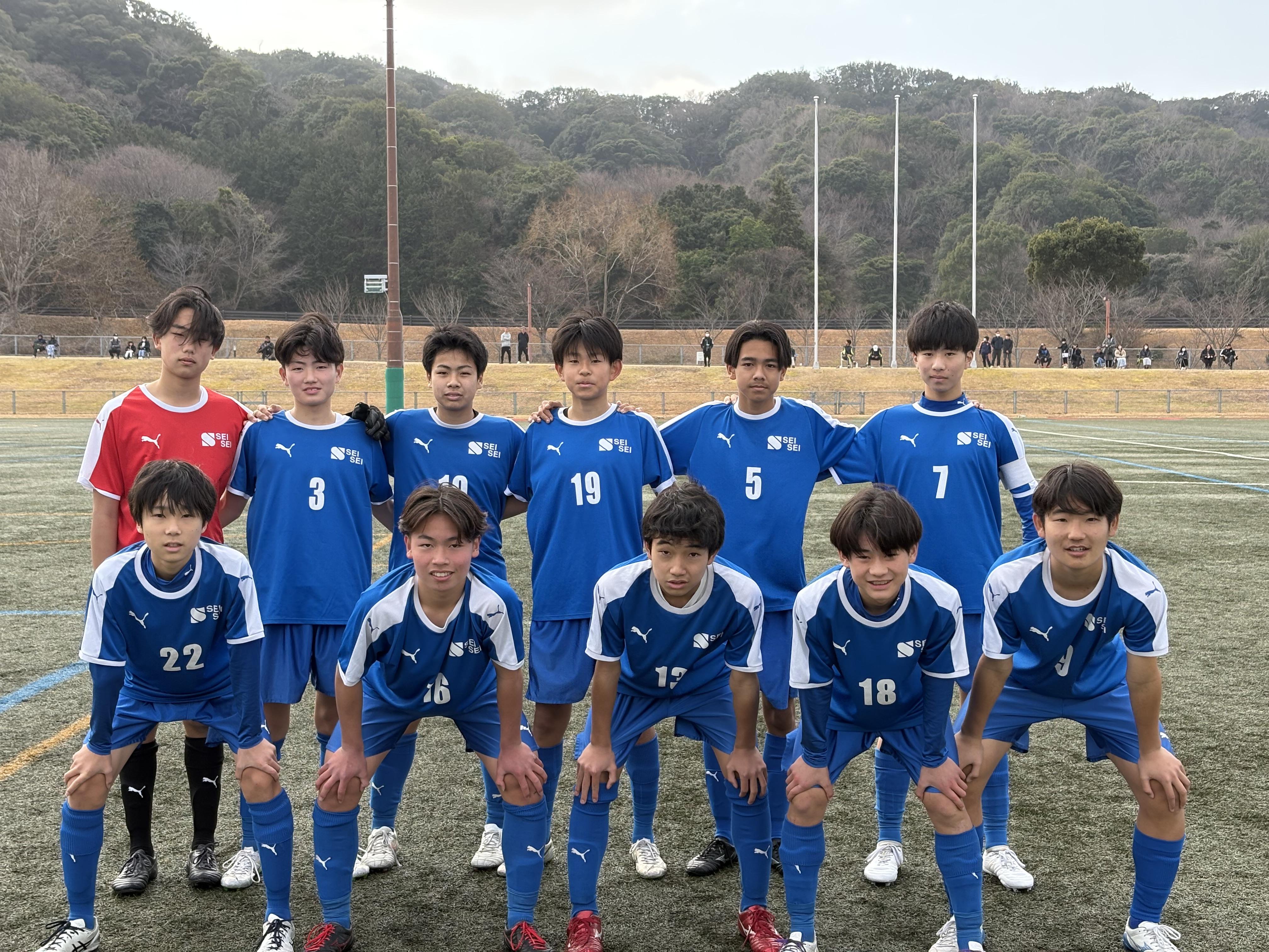 月曜日！天皇誕生日で旗日である。66歳だったかな？

週末帯同している藤枝静清FC U15のリーグ戦の開幕日だ！

初戦は是が非でも勝ち点３をゲットしたい！！

9:45kickoff！

会場はエコパのサブグラウンド！

雨もあがり曇りで気温もそこまで上がっていない、とても
サッカー日和である。

初戦の相手はエスパルス榛原

思っていた通り拮抗した試合展開になった。

その中でも前半の中盤で先制点ゲット！

１−０で前半を折り返し後半へ！
耐える時間帯もあったがDF陣も集中を切らすことなく
気持ちのこもったプレーだった。

その甲斐あって、追加点を終盤にゲット２−０に！！

そのまま試合終了！２−０で勝利！無失点で勝ったことも
次につながる。

次節は土曜日だ。

いい準備をして挑みたいです。
怪我人もなく終了！コンディションを保ちながら
挑めるようにコントロールしたいですね。