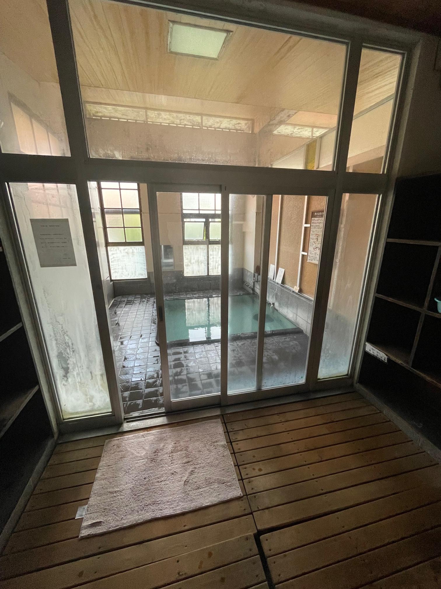 脱衣所から速攻湯船!!こんなような温泉が野沢温泉村には13ヵ所もあります!<br><br>たくさん回る予定でしたが、豪雨の為回れず(-_-)<br><br><br>来年も来るであろう・・・。<br>次回は65キロのロングに出てみようかな!?<br><br>身体を鍛えながら身体の勉強はしばらく続きそうです!<br><br><br>次回の大会は金沢マラソン(抽選通れば)です!<br><br>10月最後の日曜日なので<br>コツコツと鍛錬します!<br>
