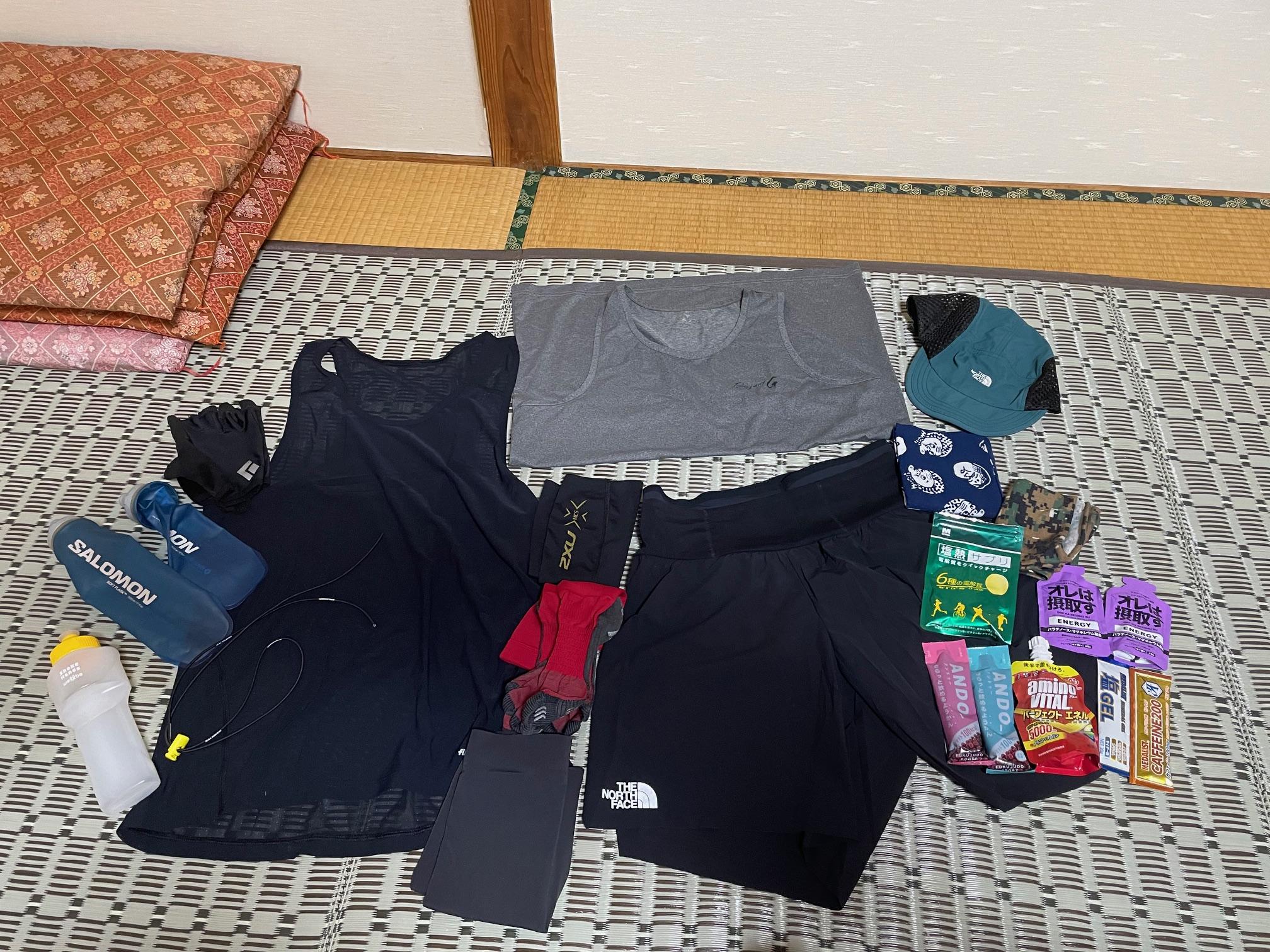 <b>早速、温泉に入ってからの夕飯!<br><br>からの明日の準備!!<br>レース当日は雨!途中は本降りで初の雨レース!!<br><br>雨で寒いかなと思いきやそれなりに蒸し暑かった。<br>タンクトップは正解だったかな!?<br><br>補給食も前回の反省を踏まえて多くザックの中に!<br>あとは、タイミング!40分おきにタイマーをセットして常に補給してエネルギーを切らさないように<br>計画していました\(^o^)/</b>
