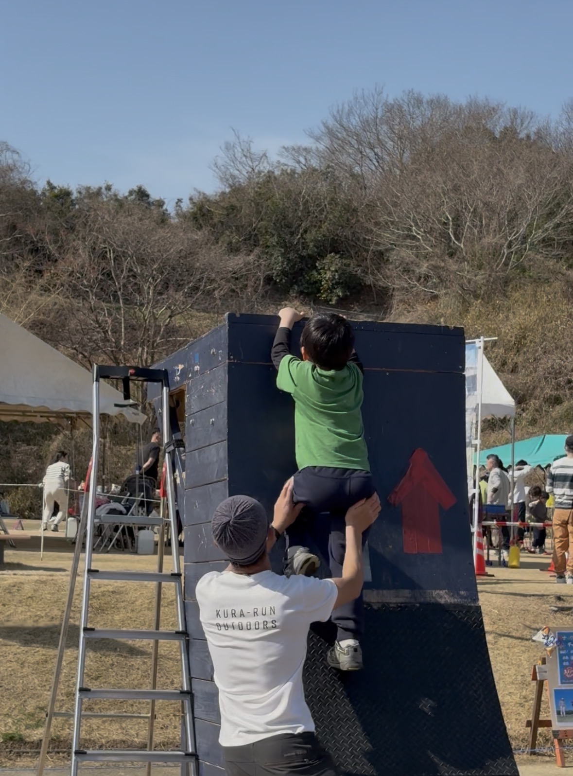 神の手が登場！！最後の力を振り絞ってよじ登る。諦めない姿にホッとしたオヤジでした。<br>