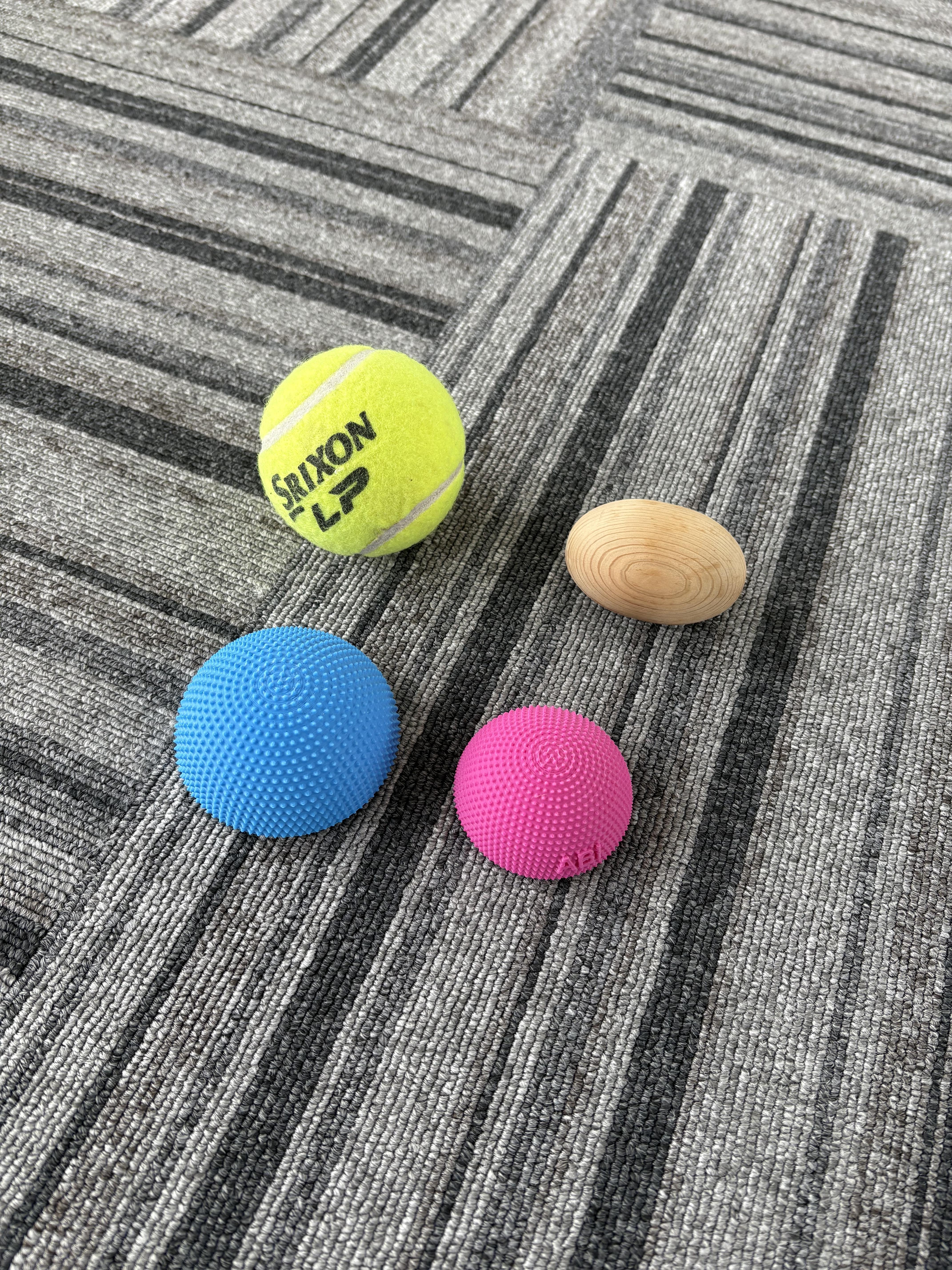 こんにちは！

週末金曜日！
通常なら仕事後呑みに行ったりする曜日だったりしますが、
今日は違う♪(´ε｀ )
日曜日にある静岡マラソンのために最終調整をする大切な日である（笑）

今朝も８kmほどイージージョグをして身体の動きを確認してきました。

あとは嫌な張り感や疲労感を残さないことに集中していきます。

方法としては色々ありますが自分は足裏をホグすことと筋膜をリリースすることを
セルフで行っています。

まずは、足裏！
道具としてはこの辺りをよく利用しています！
写真にはありませんが、サランラップの芯もよく使います。
刺激量によって物を変える感じです。

４２km耐えてくれよと気持ち込めて丁寧にケアします( ´∀｀)