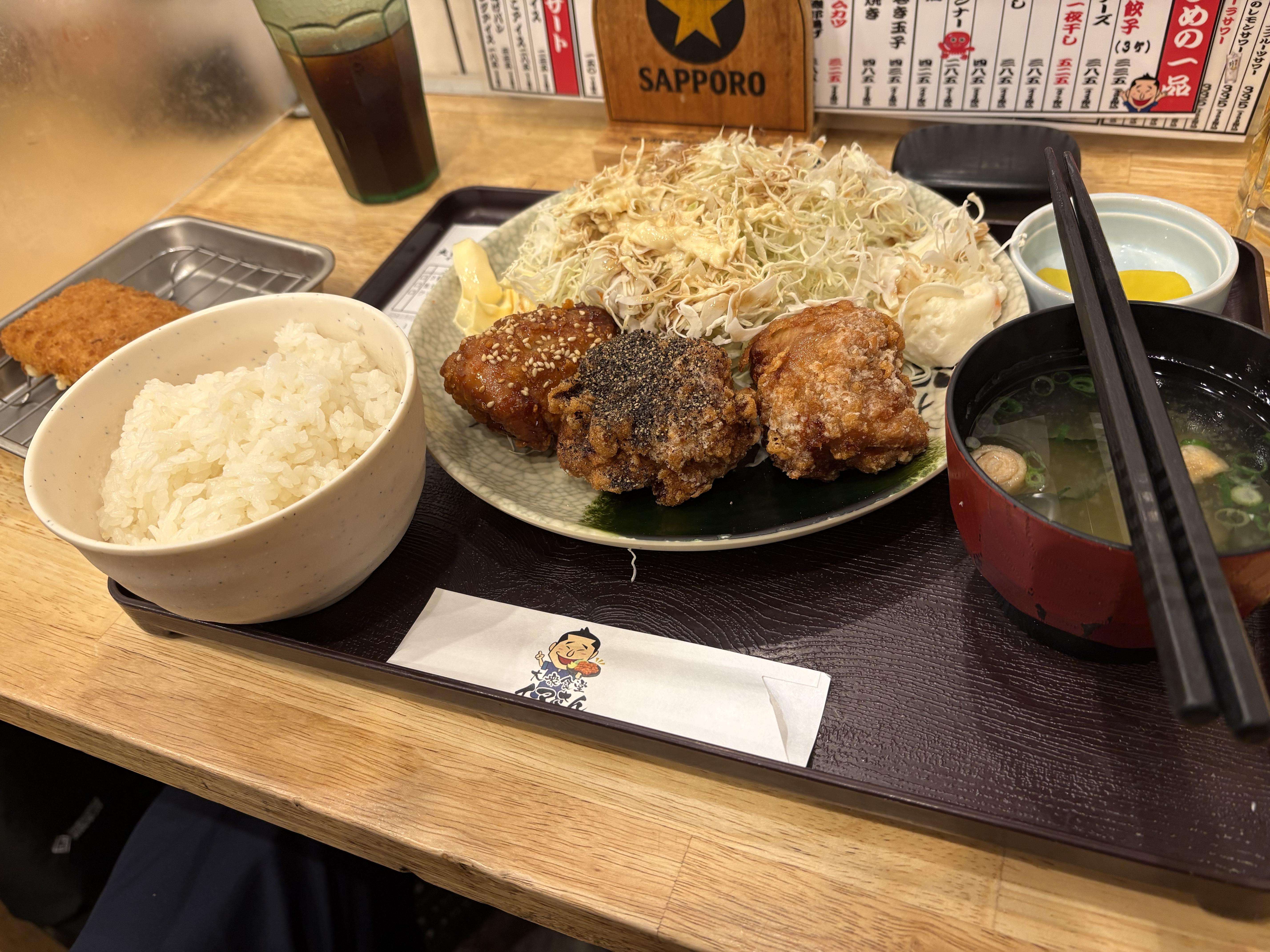 レース後は静岡駅でお気に入りの居酒屋で唐揚げ定食を！！補給食その１ですね( ◠‿◠ )<br>