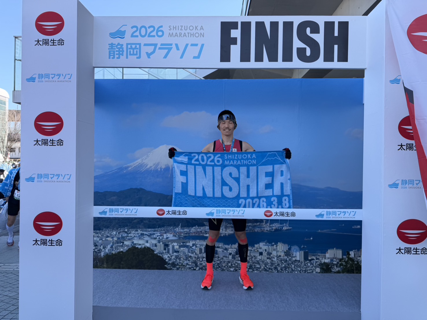 静岡マラソン！当日！！
意外と寒い朝でした。

朝は餅３つとみたらし団子！パラチノース入りコーヒー！
スタート1時間前にanswer600と塩ジェル！！

Bブロックなので早めに整列！（40分ぐらい？待ち♪(´ε｀ )）

スタートしてからは２kmぐらいまでは思うように進めなかったが５km前ぐらいからは
想定タイム3:50/km台で走行！行けるところまで走る大作戦！
５kmを19分台　５km：19：33　10km：19:48　15km：19:51　20km：19:50
ハーフ1時間23分20秒

ハーフまでは計画通りに進んでいましたが、
久能街道〜35kmの折り返しは耐える走り！思うようにスピードを上げることが出来ず( ´ ▽ ` )

５kmのラップも20分台に

最後の35km〜40kmは21分台に・・・。この辺が来シーズンに向けての修正てんですね。

ラストの2.195kmが9:20！

2時間51分08秒（グロス）号砲からのタイム2時間50分18秒（ネット）自分がスタートしたタイム

やや悔しいさが残る結果になってしまいましたが、
連続でPB更新が出来たことはOKかなと思っています。