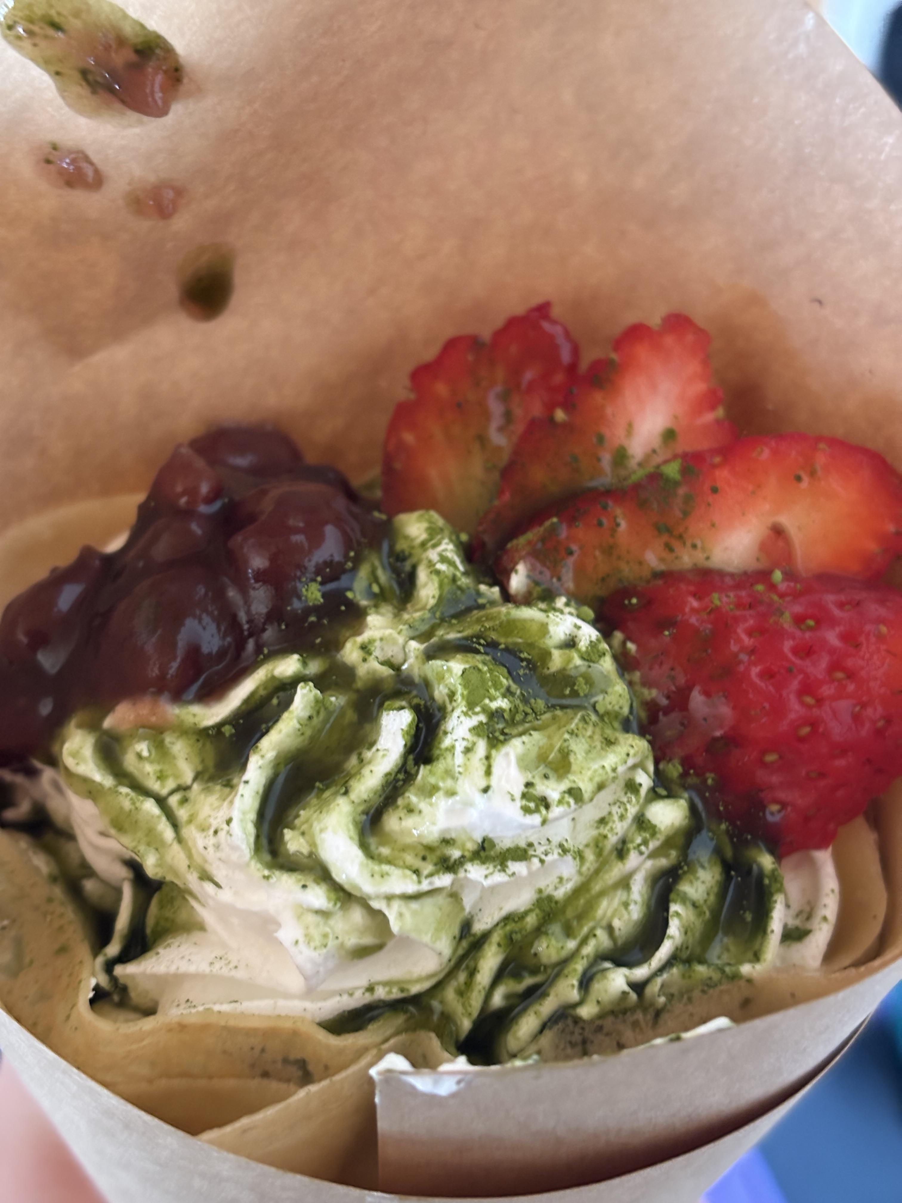 無性に甘いものを食べたい時自分は近所の入口屋のクレープ一択である！<br><br>種類もめちゃくちゃ豊富にある。<br>行ったことがない方は是非行ってみて下さい。<br>自分はその中でも抹茶スペシャルがオススメである。<br><br>抹茶も好きだしあずきも好きだし文句の言いようがない。<br><br>マラソンも頑張った自分にご褒美だ！（今週はご褒美だと言って自分に甘い週になるだろう）<br><br>味もうまい！<br>たっぷり生クリームも軽くてペロリだ！<br>量もまぁまぁある！デカい！！<br>そして、料金も良心的！<br>故に最強クレープなのだ！<br><br>今月はあと1回ぐらい食べたいですね♪(´ε｀ )（練習頑張ったら・・・。）<br>