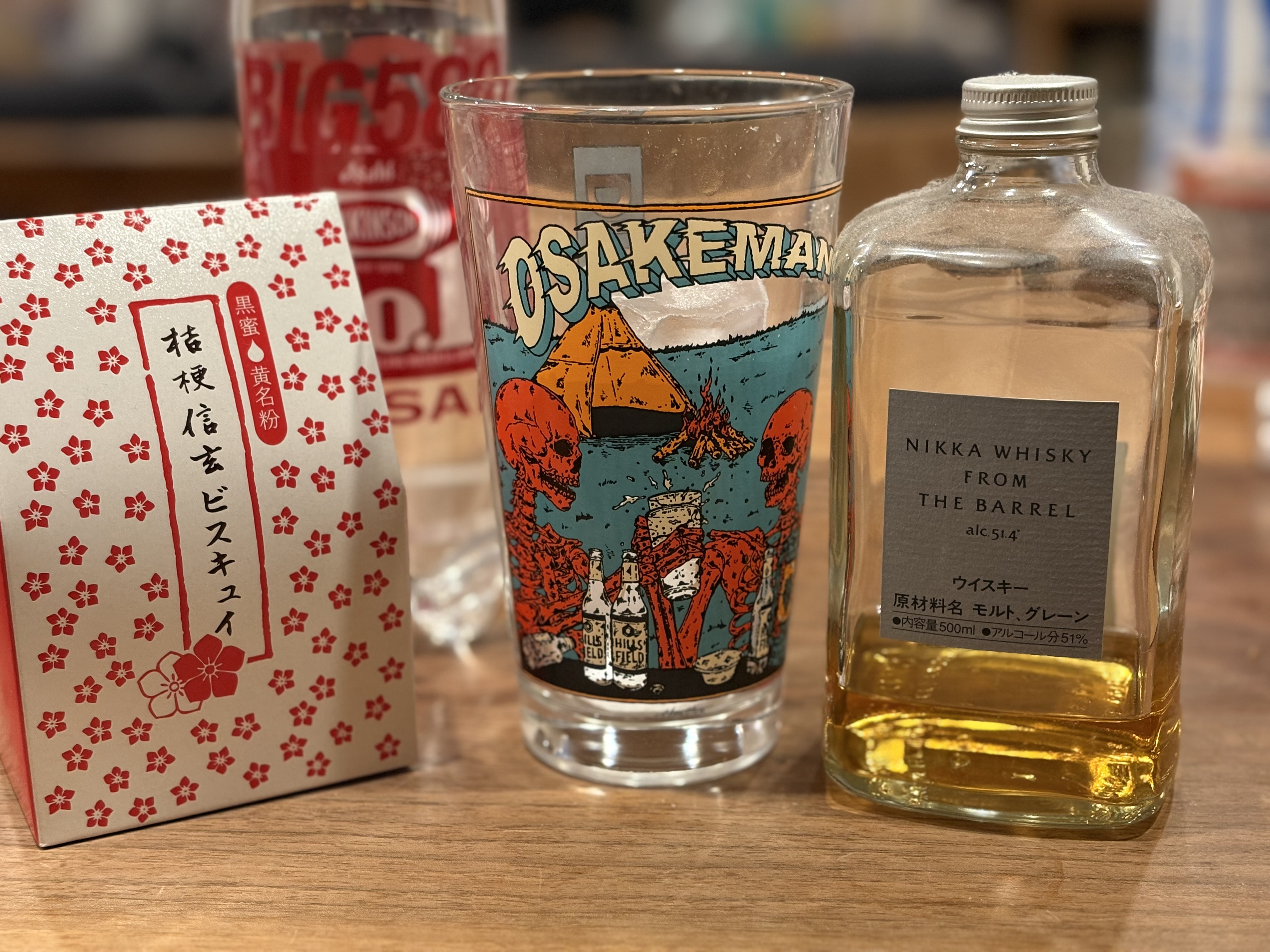 1本だと足りなかったので、山梨土産の信玄餅クッキーとハイボール！<br>ニッカ フロム ザ バレル が大好きである。<br><br>2杯ほど呑んで本日（水曜日）は終了でした。<br><br>今週は緩めな食生活ですが朝活（ジョギング）はしっかりと行い足腰強化は行っていきます。<br>今朝（木曜日）もジョギング＋坂道を走り累積標高を加えながらしばらく頑張る次第です！<br><br>院長に里山（低山）情報を教えてもらったので明日はそこにも行ってみようかなと思います。<br>