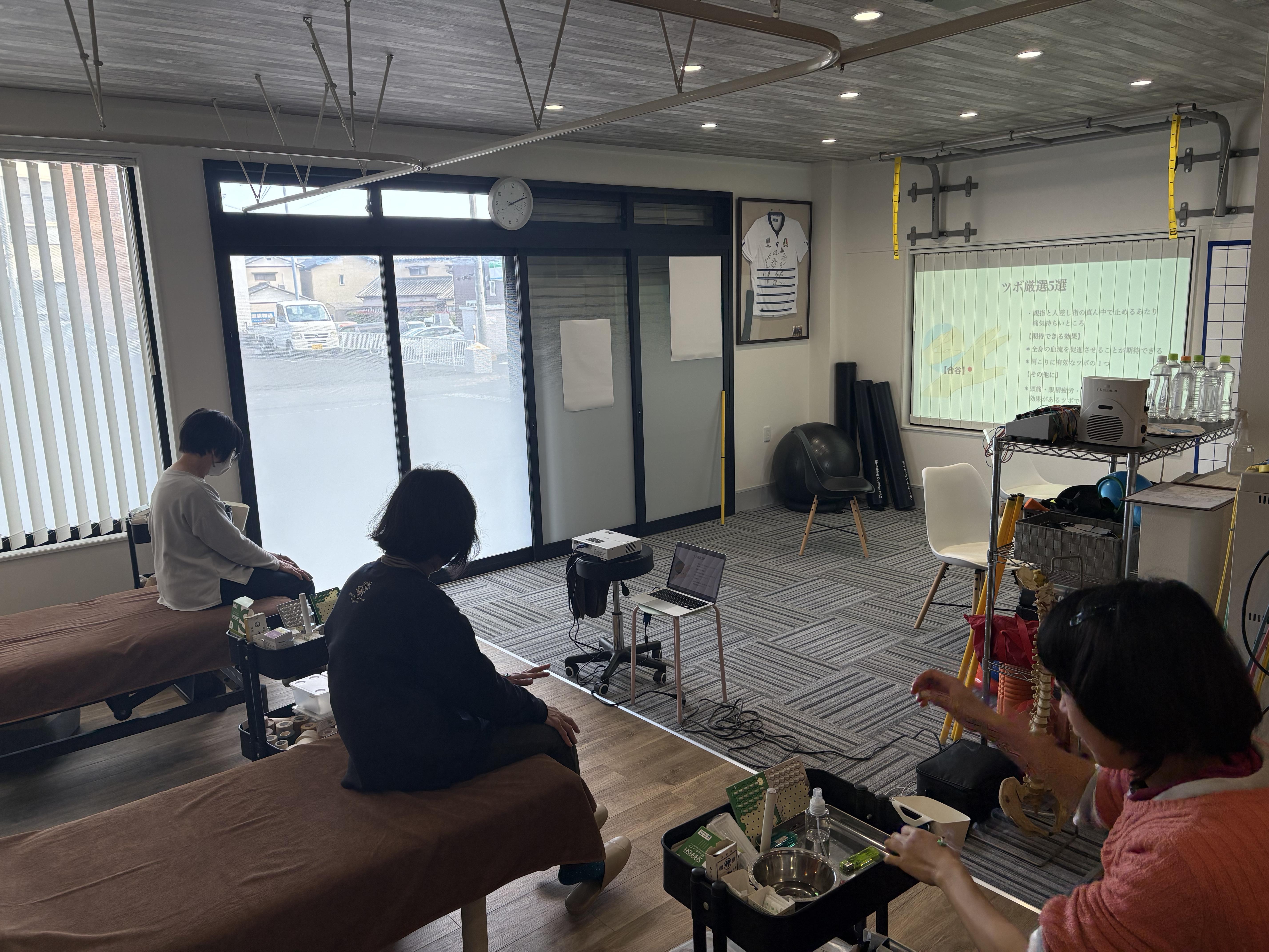 昼休みの時間を使って、3月3日・12日（本日）にまちゼミを開催しました！

年に2回春と冬前に行います。
治療院も第18回から参加させて頂いています。

前回まではセルフケアのお灸について行いましたが、今回は運動療法について行いました。
（自宅で行えるセルフ運動療法！！）
多くの方が悩んでいる肩こり問題！

少しでも解決策になっていただければ幸いな感じで
趣向を変えて行ってみた！

頚部・肩・肩甲骨周りの簡単な解剖学のお勉強！
みなさん久々の座学で頭がパンパンに（笑）

メインは運動を実際に行いました。
自分がセレクトした５種目を行い、肩の動きが軽くなったのを感じていただけたかと
思います！

残った時間は、お灸でチルタイム！

肘のツボと手の甲のツボにお灸を据えてゆったりした時間を過ごしました。

次回は冬前に行いますのでご期待ください！
まちゼミは3月いっぱい色々なお店で行っています。
興味がある方は、「ふじえだまちゼミ」と検索してみてください！