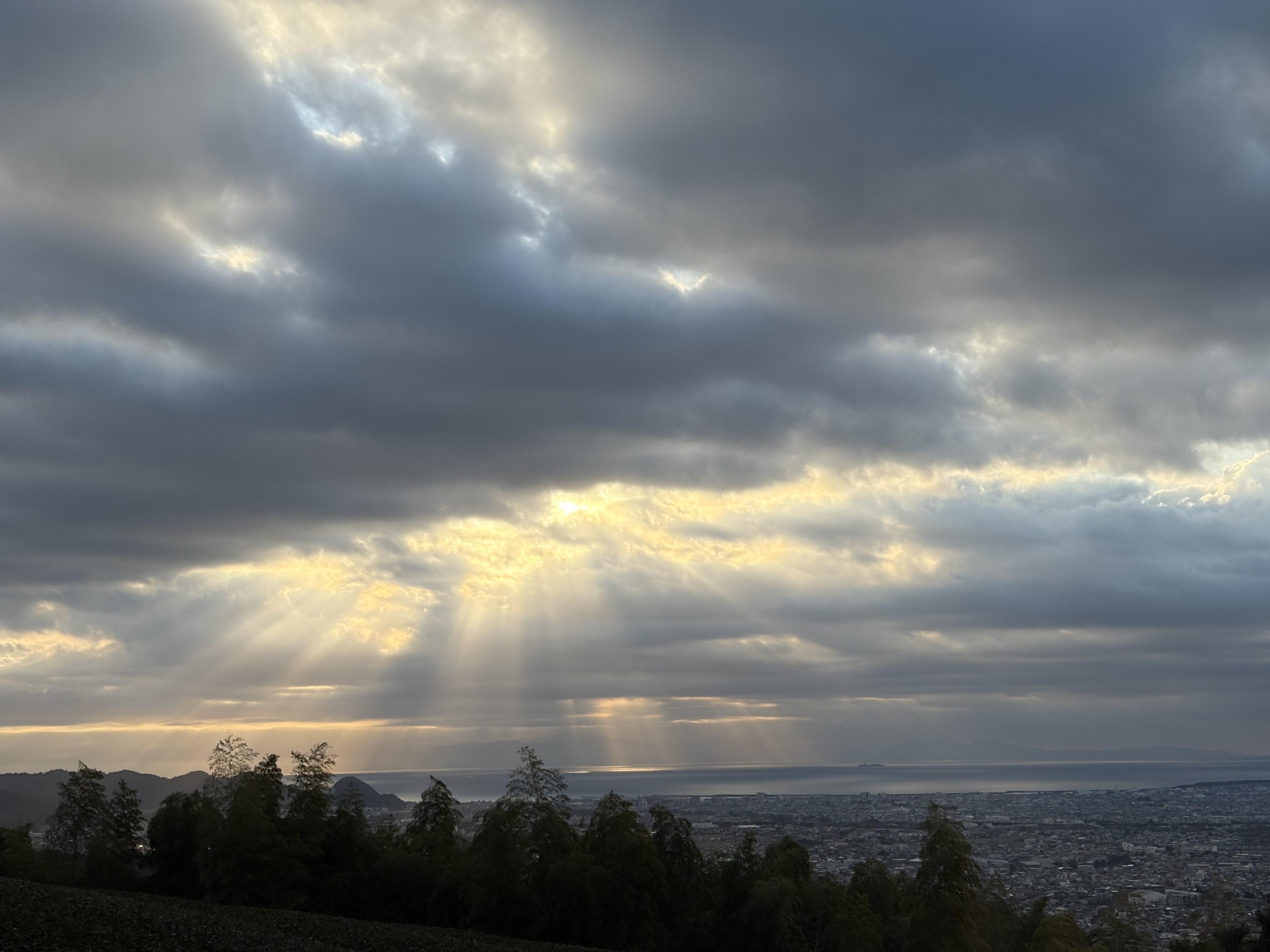 雲の間から太陽光が降り注いでいてなんか良い気分に( ´∀｀)<br>