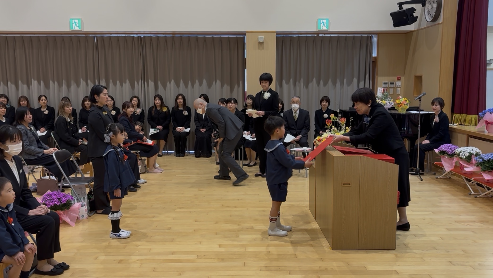 昨日は息子の幼稚園の卒園式でした！

２つの施設を通ってコツコツと大きくたくましく成長したなと昨日の式を通して
思いましたね( ´∀｀)
家ですとじっとしていることが大の苦手だと思われても仕方がないぐらい
落ち着きのない感じだったので式中はどーなのかと心配でしたが、
流石にジッとしていましたね（笑）

卒園証書もしっかりと受け取ることもできオヤジは安堵しました！！

4月からは小学生！
楽しいことも苦しいことも嫌なことも多くあるかと思うが
６年間乗り越えて更に大きく成長してくれることを願っている！

今日は小学校が各地で卒業式が行われている。

3年もすれば娘も小学校を卒業する。

まだ、3年なのか！？もう、3年なのか！？
自分も3年後どうしているのか？どうしていたいのか？
考えて過ごさなければあっという間に経ってしまうので
1日1日を大切にしていきたいですね。