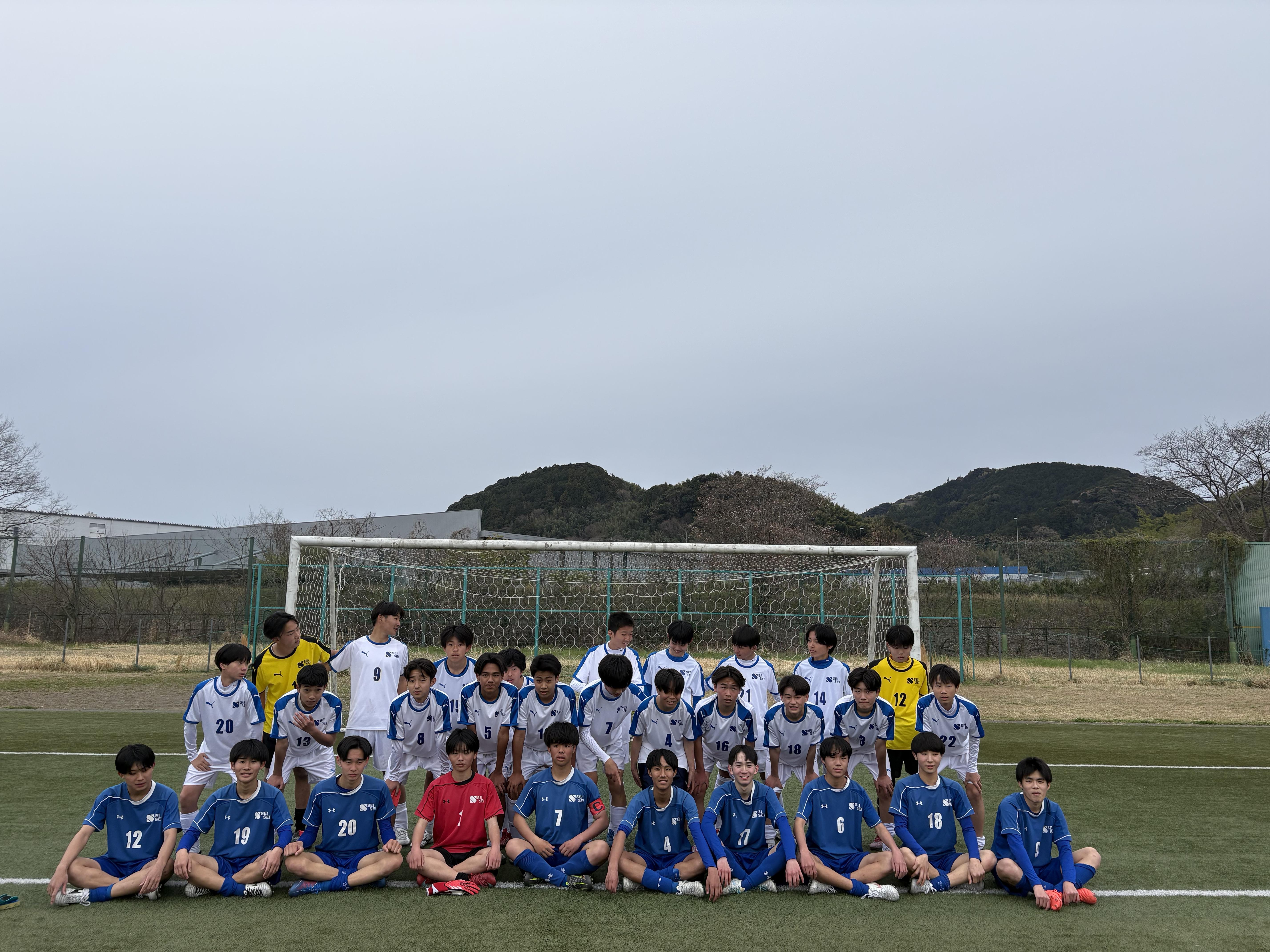 22日日曜日！<br>15時30分から帯同しているチーム【藤枝静清FC】の卒団式がありました。<br>今回で9回の卒団式だ！<br><br>唯一自分だけが初めから見守っている( ´∀｀)<br><br>あっという間です。３年間は・・・。<br><br>入団当初は細くて小さい体格が嫌でもたくましく力強くなっている！<br>成長を感じますね。<br><br>2年生との最後の試合では3年生が格の違いを見せて圧勝！！<br>やはり、この1年の差はデカいなと感じた。<br>2年生がややお粗末すぎた感も否めない。<br><br>火曜日のフィジカルTRから喝を入れながら<br>次の試合に向けてコンディショニングを上げていこうとする。<br><br>高校では濃い３年間が待っていると思うので【藤枝静清FC】で培った強さを<br>遺憾無くサッカーでも学生生活でもはっきして欲しいです。<br><br>1歩1歩大人の階段を上がって<br>ヒトとしてもさらに成長してくれると願っています。<br><br>親への感謝を忘れづに！！<br>