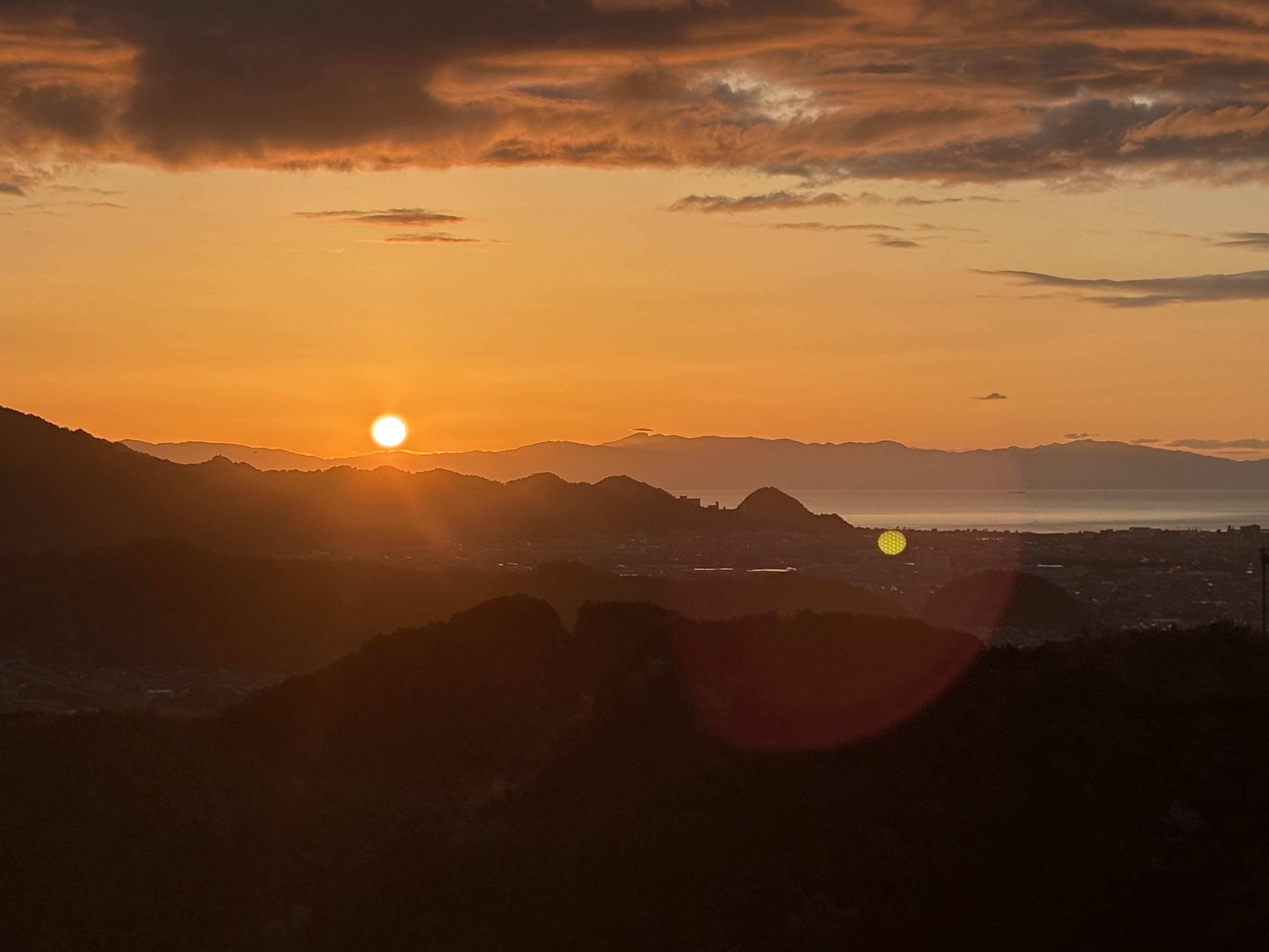こんにちは！
今日は朝からいい天気！春らしい陽気で朝活日和でしたね！

本日は２日ぶりの坂練！（登り）
約２kmで210mUP　パンチのある坂！農道！！

坂入る前にジョグ１kmからの坂へ農道に入るとまだヒヤッとしますが、
すぐに、暑くなる( ´∀｀)

ヒーヒーフーフーしながら1本終了！

下まで降り１kmジョグして一旦家に帰宅！
朝飯！朝飯は極力家族で食べるようにする！！
本来はもっと早く起きて走り切ればいいのだがここ最近は５時起床が精一杯d(￣ ￣)

飯食って、洗濯物やって、子どもたちを送り出してから

2セット目！

まだまだ、脚の動きがイマイチだ！

今シーズンは例年より準備をしっかりして
レースに挑戦してみたい！どこまでやれるかチャレンジです！

７月のONTAKE100（109km）と抽選が通れば2回目のITJに挑戦したいですね！

もっと参戦したいが流石にお金が追いつかないΣ('◉⌓◉’)
切実な思いです。

１大会に最大限の準備をして満足する大会にしたいと考えています。

2セット目も終了して
9kmで410mUP！本日も積み重ねました！

コツコツ行うことが何事にも重要です。
やり過ぎず、運動も食事と同じで８分目が継続する秘訣です！

週末はロード15kmジョグとお決まりの朝満観峰（２ピストン）ですね！（予定）

日の出が超綺麗でした！（時間が間に合わず途中です）