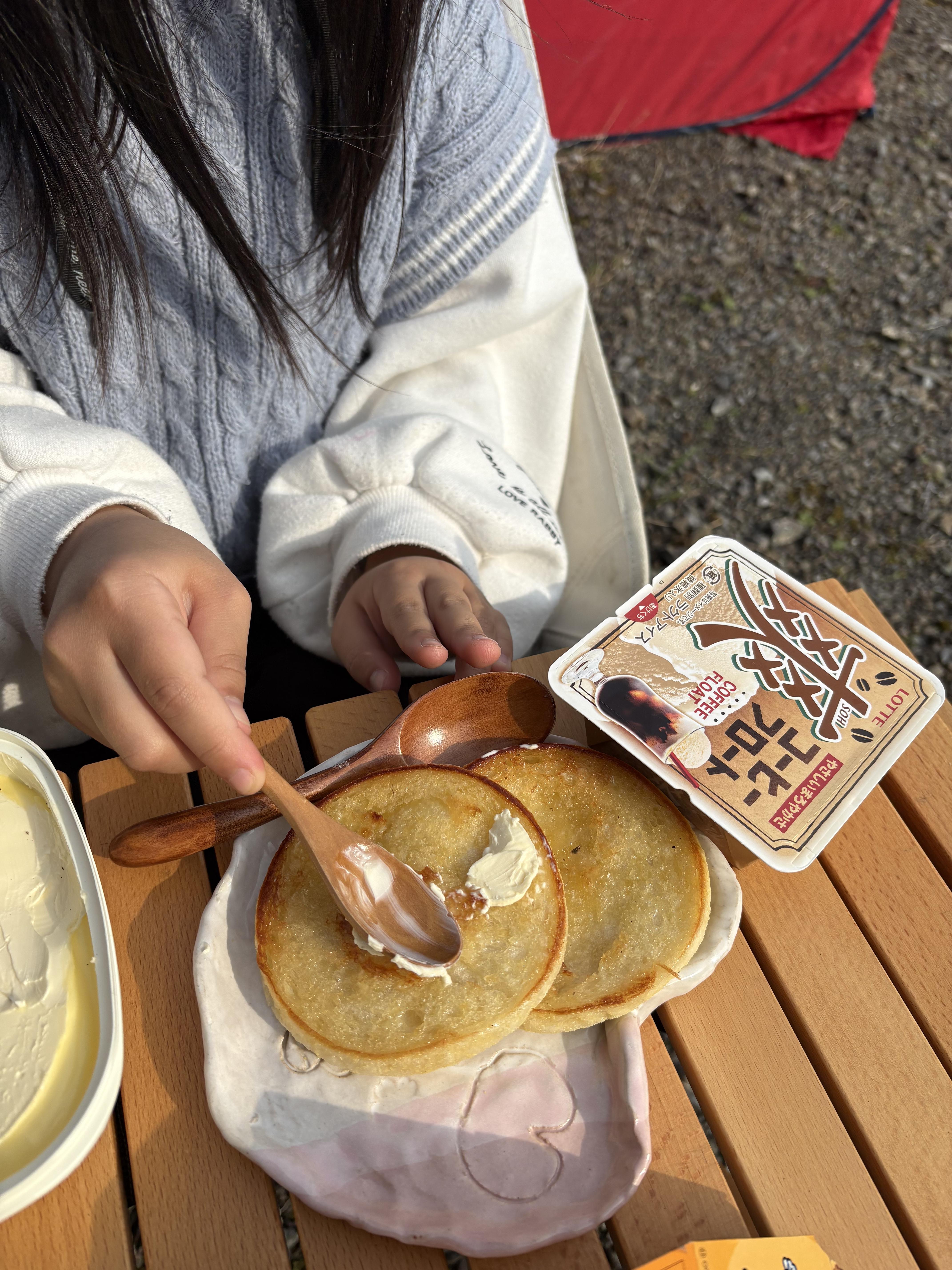 娘はコーヒーのアイスをチョイス！パンにのせるさ！！という助言を聞かず<br>追マーガリンΣ('◉⌓◉’)<br>つけ過ぎだ！！！挙げ句の果てにそのまま食べ始めたので流石にマーガリンは没収！<br><br>将来が怖い。<br>アイスはそのまま食べて満足そうな顔をしていたので良しとしよう( ◠‿◠ )<br>