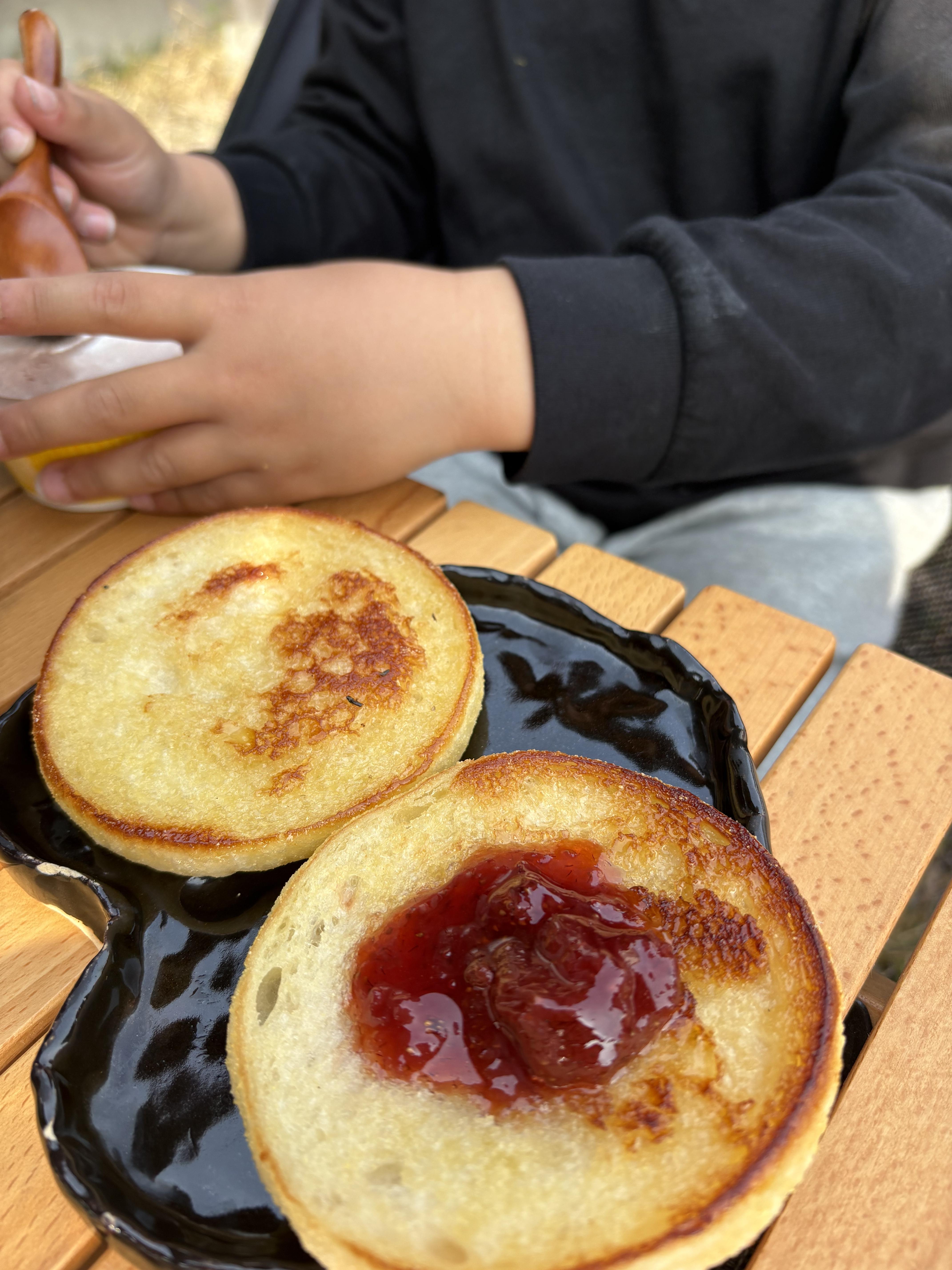 小僧はジャムとアイスをチョイス！！<br><br>グチャグチャになりながら食べて小僧も満足していた！<br>温かい物と冷たい物の合体はヒトを幸せにしてくる( ＾∀＾)<br>