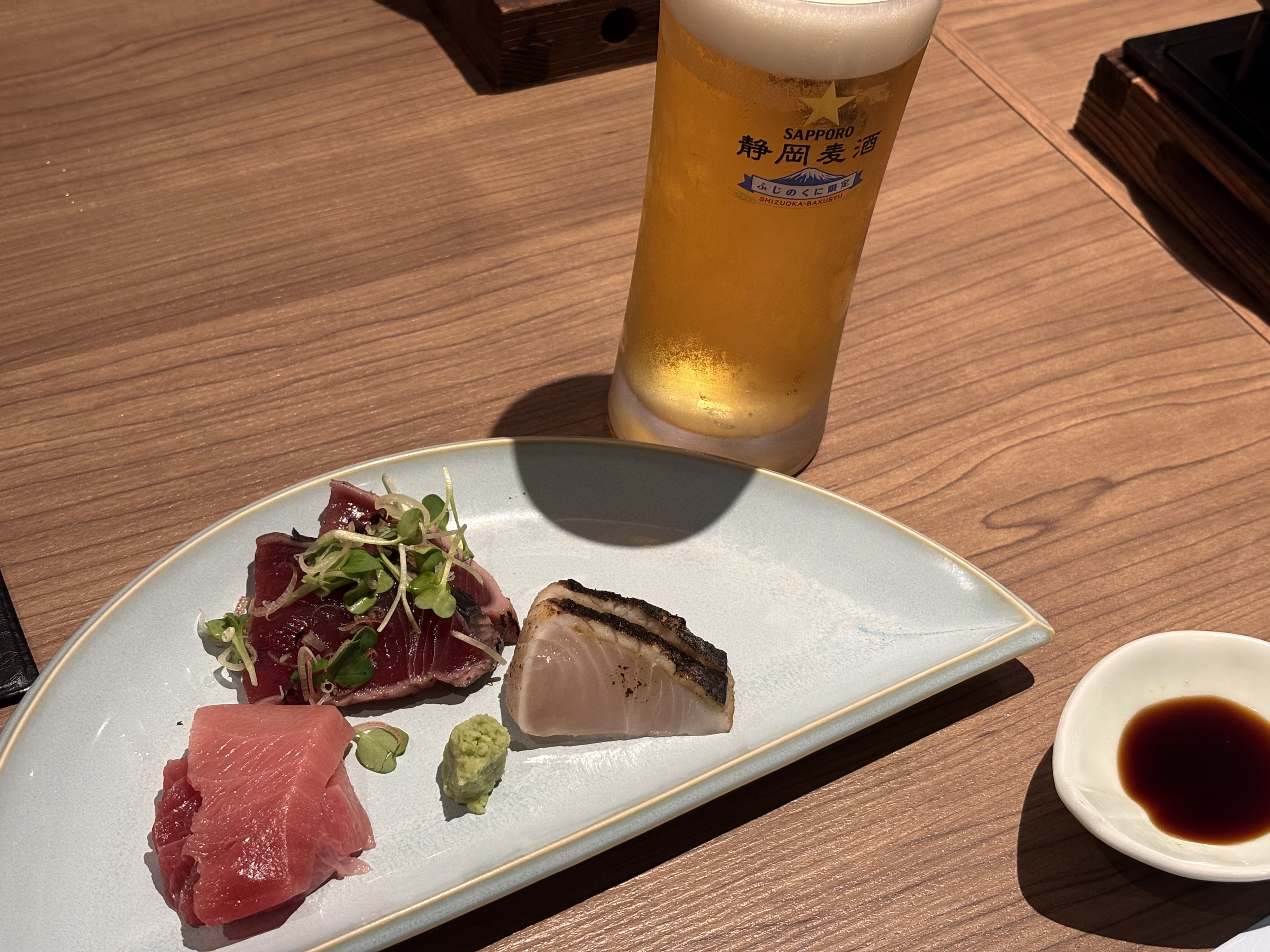 おはようございます！こんにちは！！

新年度2日目！
いいスタートきれていますか？

今日明日はいい天気ですので有効活用していきましょう！
週末は天気は下り坂の予報なのでね( ◠‿◠ )

さて、私は水曜日の仕事が終わり次第
両親・兄弟家族総勢11名で焼津の亀井ホテルに泊まり
ゆっくりしてきました。

甥っ子が高校に進学！自分の小僧も晴れて小学1年の祝いも兼ねて
みんなで楽しいひとときを過ごしてきました。

今まではかんぽの宿でしたが、去年リニューアルして亀の井ホテルに！！
館内も新しくなりとても快適な室内！
部屋はオーシャンビューで絶景( ＾∀＾)

昨日はあいにくの天気でしたが、雨の海を眺めてボーッとするのも贅沢な時間です！

朝活の坂練・100mダッシュからの仕事でまぁまぁの疲労感だったので
夕飯前に温泉からのフライングで一杯（ビール）！美味い！！からのちょっと寝る。
最高に気持ちい♪(´ε｀ )

夕飯も美味しく頂いた！お酒もすすむ✌︎('ω'✌︎ )

夕食後は、妹の旦那が持参した【山崎】で飲み直してあっという間に寝る時間！
楽しい時間は経つのが早い！
深い眠りに・・・。

たまにはこんな集まりも良いなと実感。
年１ぐらいできるように仕事をがんばろぅ！（笑）

温泉でしっかり温まり美味しいご飯で身体は完全回復！
本当に贅沢な時間でした。

亀井ホテル焼津！良いですよ( ◠‿◠ )オススメです！

今日はガーミン先生が休養しなさいと仰っていたのでランはOff！
しっかり、朝温泉でストレッチして身体をホグしました！！