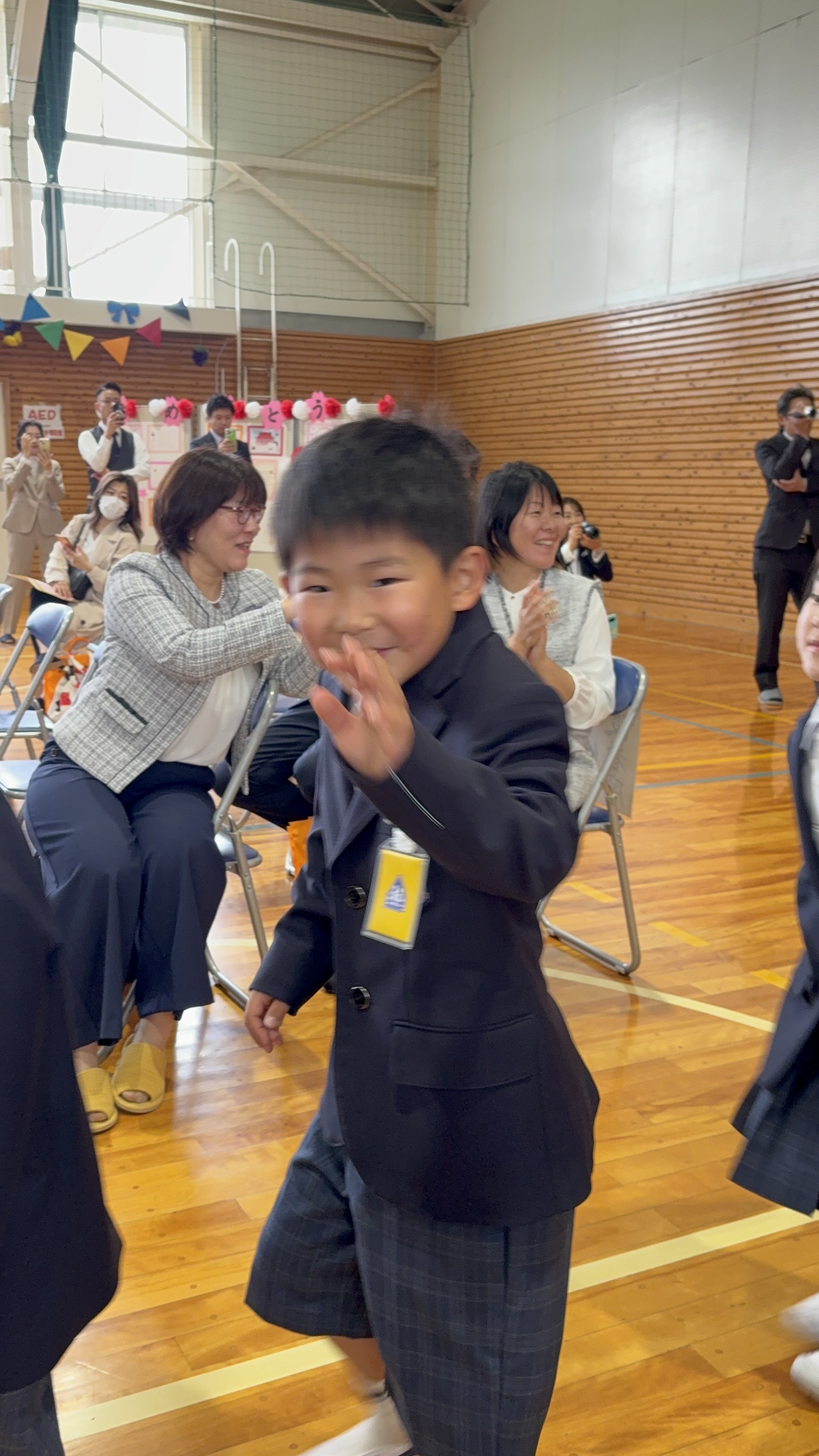 本日は、午前中おやすみを頂いて長男坊の入学式へ参加してきました。

8時30分学校に到着し
教室へ！何もかもがちっちゃい( ＾∀＾)自分の血を引いているのかうちの小僧はデカい！

緊張している子！ワイワイしている子！と様々な表情があって良い雰囲気でしたね。

幼稚園の３年間！も振り返ればあっという間に経ち小学生に！子ども成長は本当に早い！
子どもだけではなく、自分も父親とし治療かとして負けじと成長しなくては！！と
子の背中を見て思い決意しました。

明日からの朝はしばらく今まで以上にバタつきそうだ！

だからと言って朝活ジョグを疎かにはしない！
より、早く起きて行えば良いだけの話！

珍事件がありそうな気がする( ´Д`)y━･~~

今朝の朝活ジョグ記録
ロード７kmJogからの清水貯水槽坂練（２kmのD+230m）
明日は2部練！