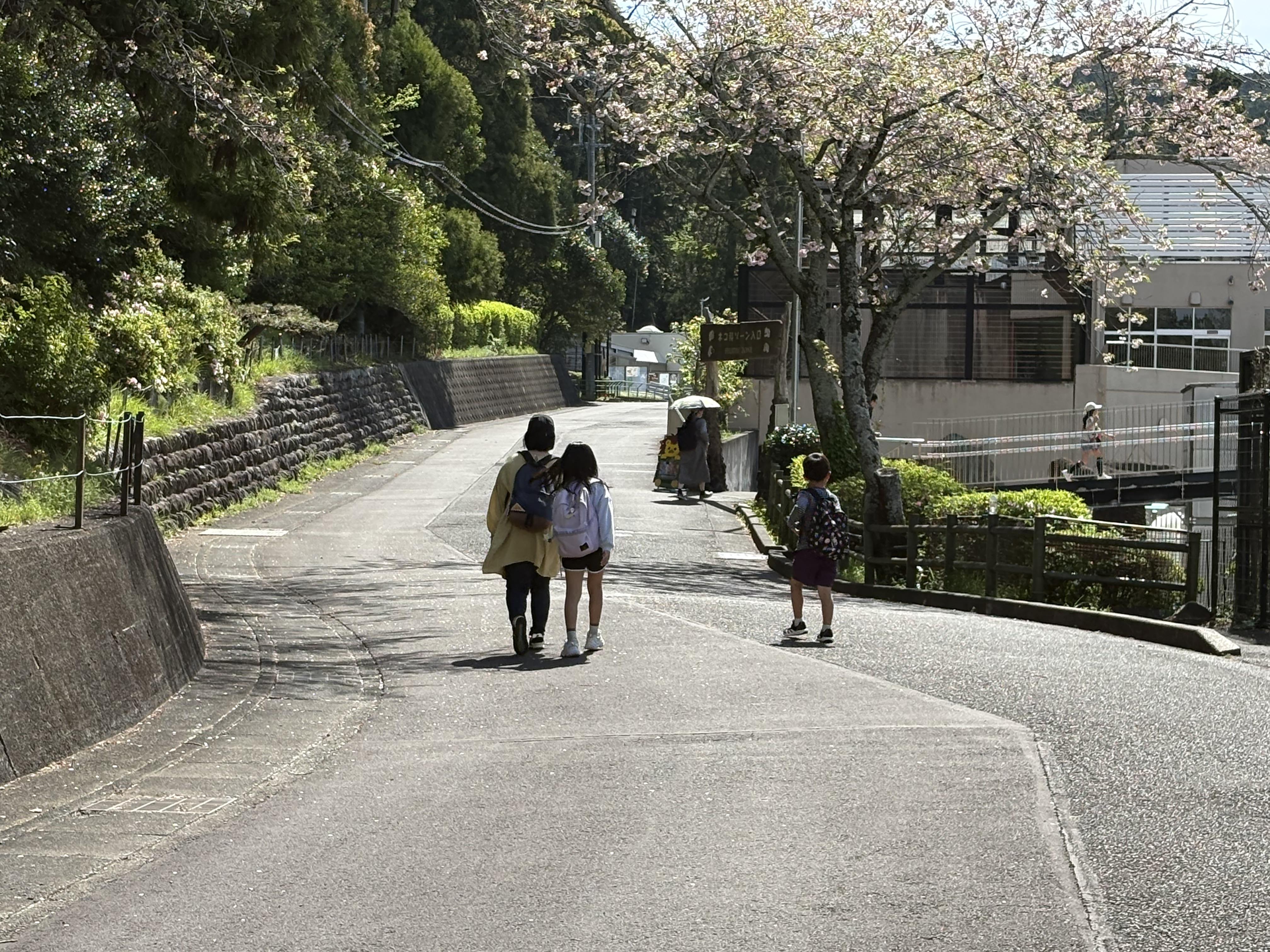 週末、家族が揃うことが仕事の関係であまりないので<br>揃った時はどこかに行って楽しんでいます。<br><br>束の間の団欒ですね。<br><br>基本、嫁の隣を子どもたちが取り合いしています（笑）<br><br>で、何かを買ってもらいたい時だけ<br>自分のところにくる感じですねd(￣ ￣)<br><br>「ソフトクリーム買って！」<br><br>「ジュース買って！！」<br><br>甘い自分は買う٩( ᐛ )و<br>