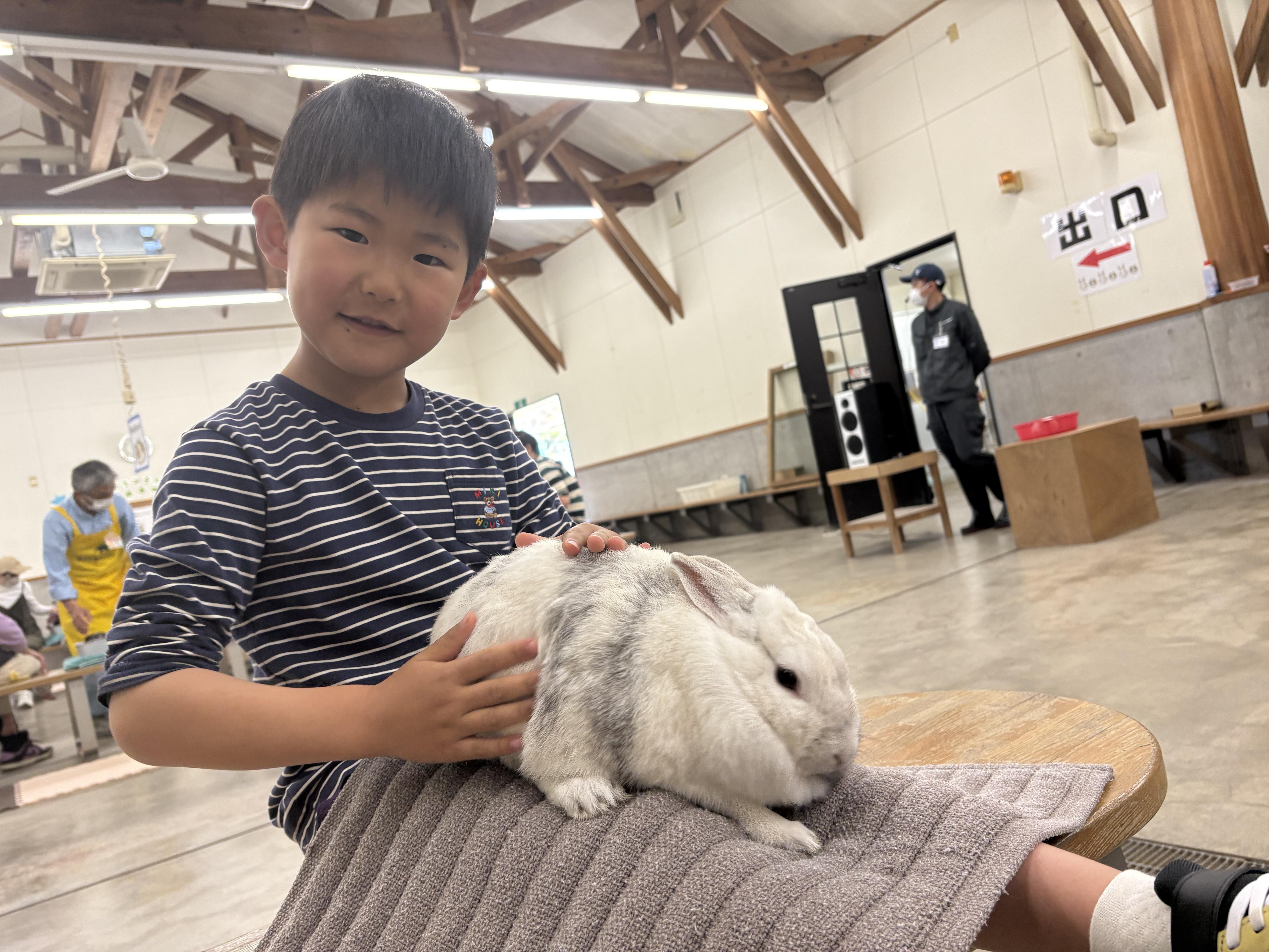 昼前にふれあい体験の整理券をギリギリゲット！<br>40枚しかなかったので、ヒヤヒヤしました。まさかの38・39枚目・・・。<br><br>希望通りの娘がモルモット！　息子がうさぎ！<br><br>モルモットが6年ぐらいの寿命　うさぎは10年！と短いことに驚き！！<br>子どもたちは真剣に説明を聞いていい経験ができました。<br>