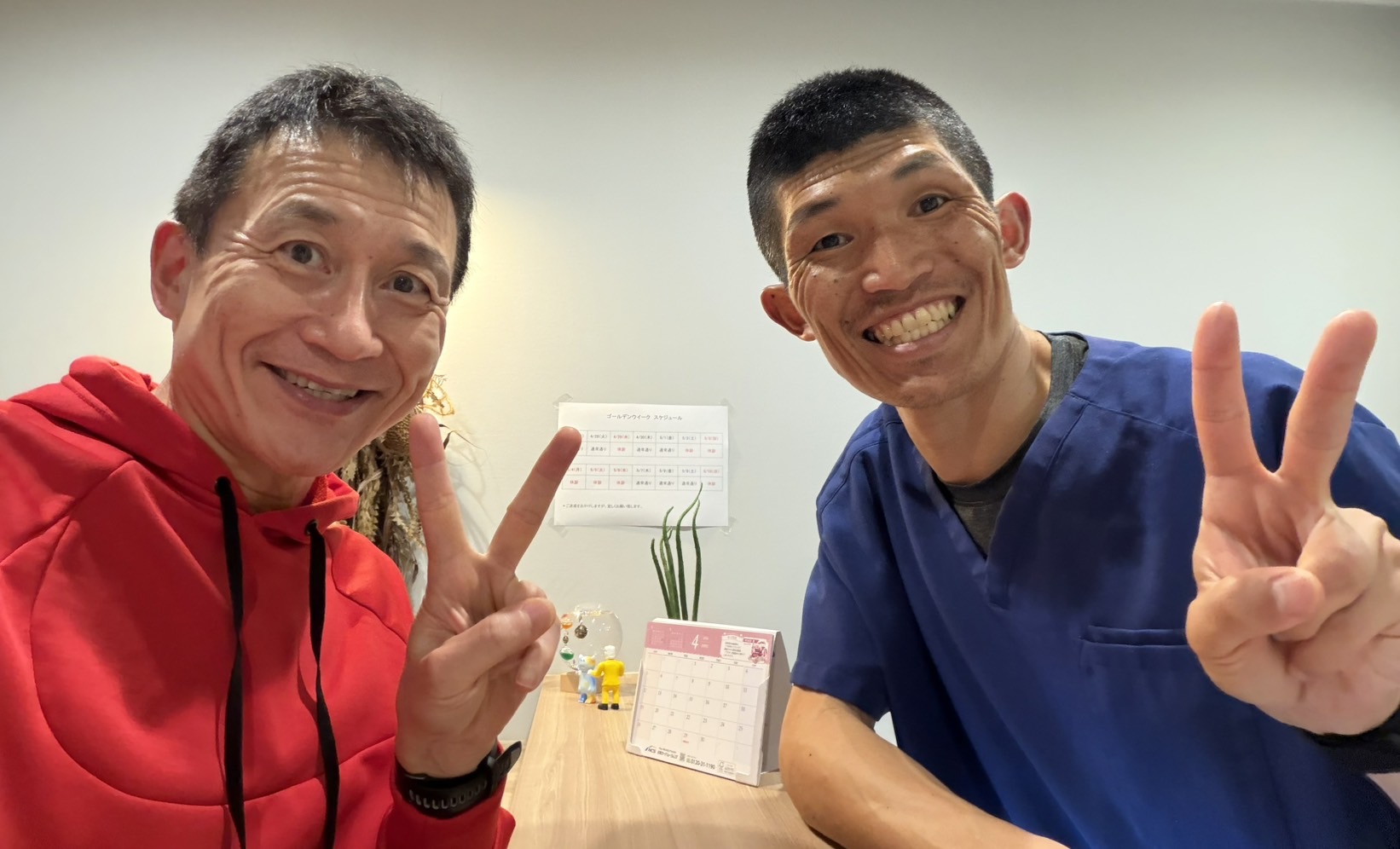 回復力！

本来人間には自然治癒力があります。
治癒力は個々によって差があると考えています。
高い人もいれば低い方もいると思います。

その差とは一体何によって生じるのか？

生活スタイルなのなか？食べている物なのか？体質なのか？
年齢なのか？

これ！という答えは出ないと思います。
全てが絡み合っているようにも思えます。非常に難しいことだと思います。

∴怪我・病気をしてもやることをすれば通常より早く治癒することもできるし
お粗末に過ごせば必要以上に時間がかかってしまうケースもあるということです。

自分がこのような仕事について好きではない言葉の１つとして「年齢だから・・・」
確かに、そうかもしれない。
歳を重ねると嫌でも衰えを感じてしまう。
が、過ごし方１つで世の中には年齢を感じさせない先輩方は多くいる。

自分はそういう人の生き様を見て、活力をもらっている( ◠‿◠ )

自分もそういった歳のとり方をしてイケたおじさんになりたい！
（その為には今もっと頑張らないといけない）

その中の1人！
イケおじランナーのS様！（治療院のお客様）練習中に怪我をして
怪我した日から3週間先のレース！暗雲が・・・立ちこめる( ´Д`)y━･~~

しかし、ここからがすごい！
思い出の地を走りたい！という信念が脅威の回復を見せた！

実際、負傷した患部をみせていただいたが正直厳しいかなと思ったが、
そんな思いを一瞬にして払拭させた！
走る走りたいという信念があれば、回復力は増大するのではないかと思いたいぐらいの
勢いで前進した。（その為には絶え間ない努力があってこそですが）

この姿をみてやは「年齢はそこまで関係ない」
確かに、若い方が回復力は早いのは間違えないですが、やりようによっては
それを凌駕することもあるはずです。

まだ8日あります。

どこまで回復することができるか？
最後まで見届けて勉強させていただきます。