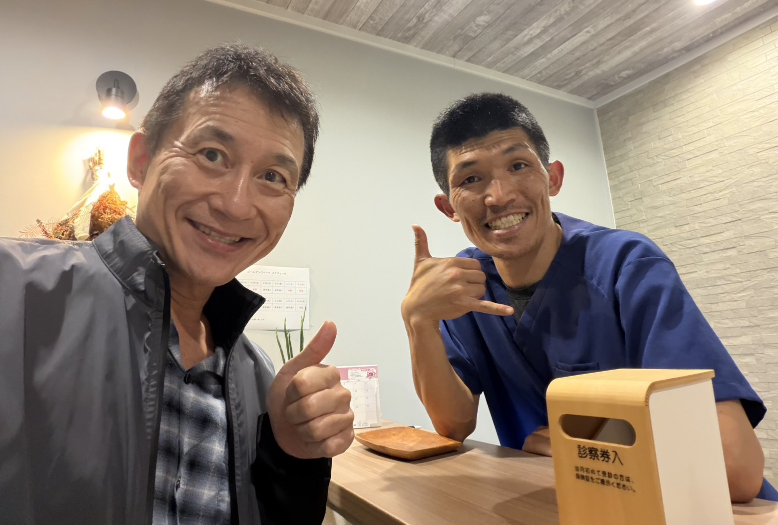 こんにちは！

GWが目の前に！もう少し頑張ったら連休です！
中には超ロング休暇の人もいるとか？
逆に、休みなく普段と変わらずに働かれる方もいるかと思います！

身体には気をつけて過ごしていきましょう！


走る時にはポッドキャストや音楽をを聴いたりしていますがたまには
自分にとって走るとは？を考えたりします。
結論から言うと考えるたびに変化があります！

「自分の健康のため」「おじいちゃんでもかっこよくジーパンを履きたい」
「仕事につながる」
「運動指導をする建前動けないといけない」
など色々と考えが出てきます。

その中でも、「年齢関係なく挑戦し続けたい」がここ最近では１番です。

市民ランナーですが、毎年設定する目標をクリアするためにする考えて・努力を積みそして
結果として出す！このサイクルがとても生活する上でとても活力になっている気がします。

何気なく過ごしているよりかは目標を持って生活していくことで
それ以外のこともうまく回るような気がします。

自分は【走ること】（身体を動かすこと）が中心となっています。

仕事にもつながりますし、トレーナー活動にもつながりますし、家族とアクティブに過ごす
ことにも繋がっています。

【MT.Fuji100】で100mileを71歳の女性の方が制限時間（46時間）の４分前にゴール！完走！を
したのを目にして、言葉が出てきませんでした。ただただ感動！尊敬の念しかないですね。
その方もこのレースに対して強い信念を持ち続けていたからこそ完走しているのかなと
思います。

治療院に毎週ケアに通ってくださっているSさん！も
3週間前に強めの捻挫をしてしまい、3週間後のレースの出場が微妙な感じでした。が
そこから、Sさんは脅威の回復を見せる。
セルフでも電気治療機を患部にあてたり、温泉で温めて疲労を溜めないようにしたり
していました。Sさんの【走る信念の強さ】【レースに対する思い】が
このような行動をさせたのではないかと勝手に解釈しています( ◠‿◠ )
見事、レースに出場して思い出の地を走り切れたと語ってくれました( ＾∀＾)

怪我のことを考慮してもここまで走れるとは思ってもいませんでした。
恐ろしいほどの回復力と努力・信念です！！

物事に対する信念がどうなのかでだいぶ違ってくいると
ここ最近強く思いました。
自分も強い信念を持ってこの先も身体が動くまで走っていこうと思います！！