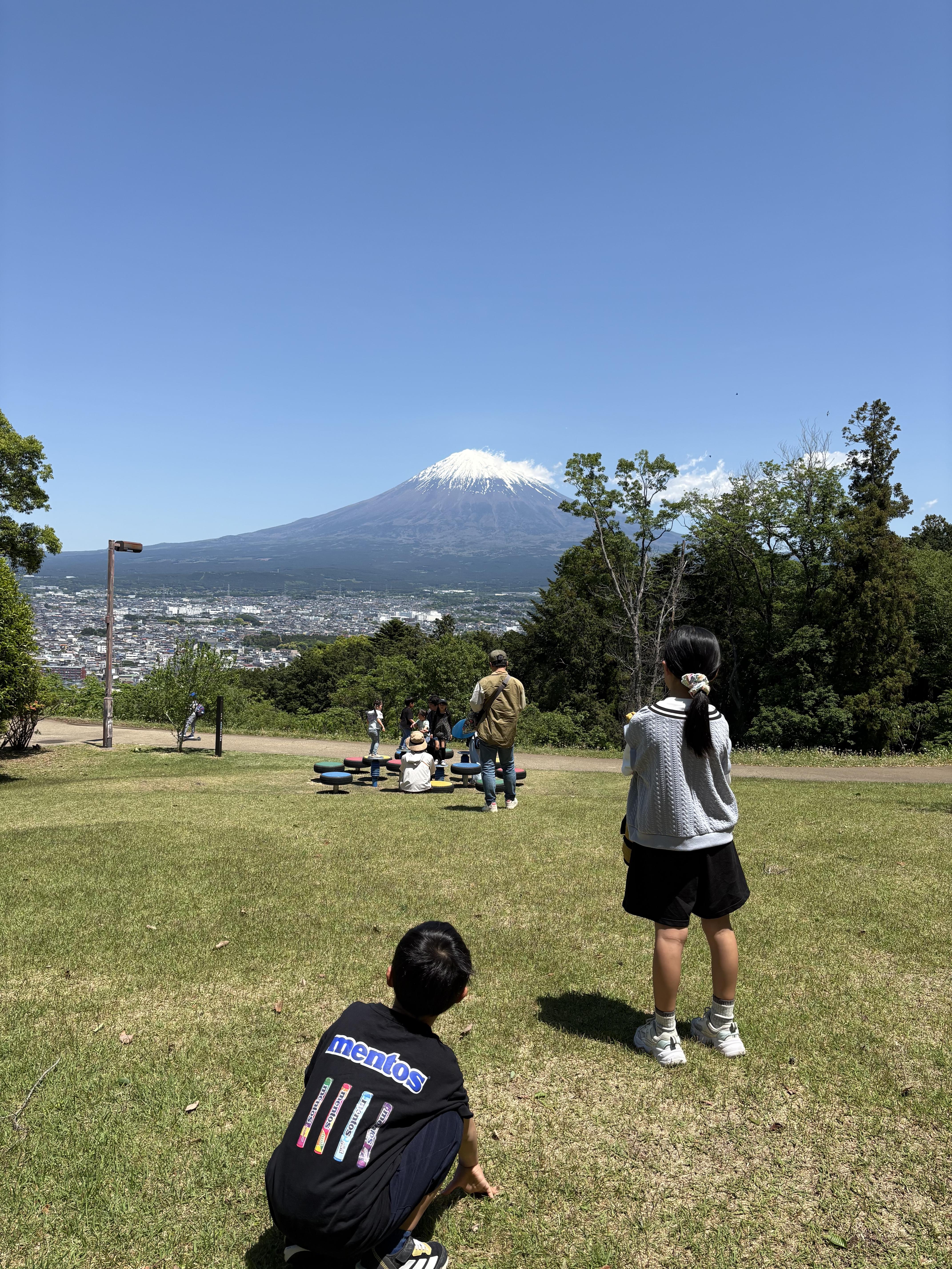 GWはいかがお過ごしでしたか？

院は2日〜6日までお休みをいただき
スタッフともどもアクティブに過ごしました。


自分（井上）は２日は子ども2人連れて
富士宮にある白尾山公園に行ってきました。

（富士宮グラウンドゴルフ場が隣にありました）

目の前は富士山がどーーーーーーん！！

初めての公園で子どもたちもテンション高めで
ロング滑り台を何往復も・・・。

滑り台のスタートまでが急登！！！

朝15kmを4:20/kmで走って1時間の運転！
した脚にはキツかった！！

その後は弁当食べてまた遊んで！滑って！溜池で
ザリガニ＆ビックなオタマジャクシ（牛蛙の？）

近くのイオンでおやつ（サーティーワン）
GWなのでちょびっとリッチなおやつにしました（子どもだけ）
オヤジは一口づつ頂いて満足です( ＾∀＾)