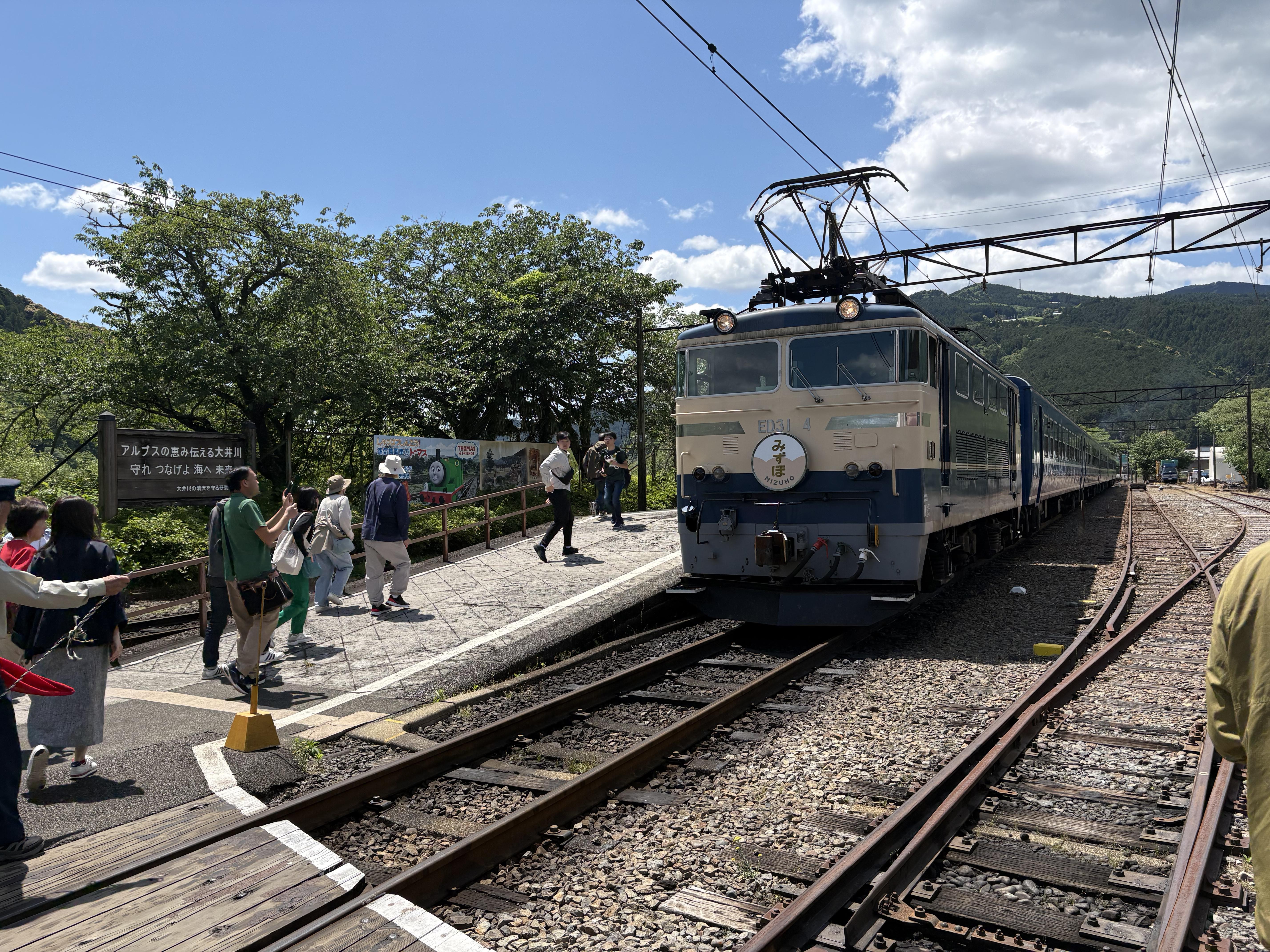 ５月４日・５日は川根の河川敷でキャンプ！<br>低予算で抑えようと毎回の目標があるが今回も予算オーバーオーバー！！<br><br>夏のキャンプは低予算を実現したいものだd(￣ ￣)<br><br>４日は強風で！日除の簡易的なタープテント２つを設置したが強風で見事に骨組みが<br>折れ曲がってしまい破損！自然の恐ろしさを思い知りましたね( ´Д`)y━･~~<br><br>天候はV字回復してとてもキャップ日和に！<br><br>３日引き続き、まったりとビール！ビール！ビール！！をのみ明るいうちに<br>良い気分に！！あっという間に就寝！健康的なキャンプ！<br><br>５日も夕方までゆっくりしてキャンプ飯を食べたり！<br>キャンプの日でもしっかりと10kmほど走り！ました。<br><br>大井川鐵道の家山駅に近いのでトーマス機関車をみたりと<br>まったりして２日とも良いキャンプでした。次回はお盆休みですね！<br>