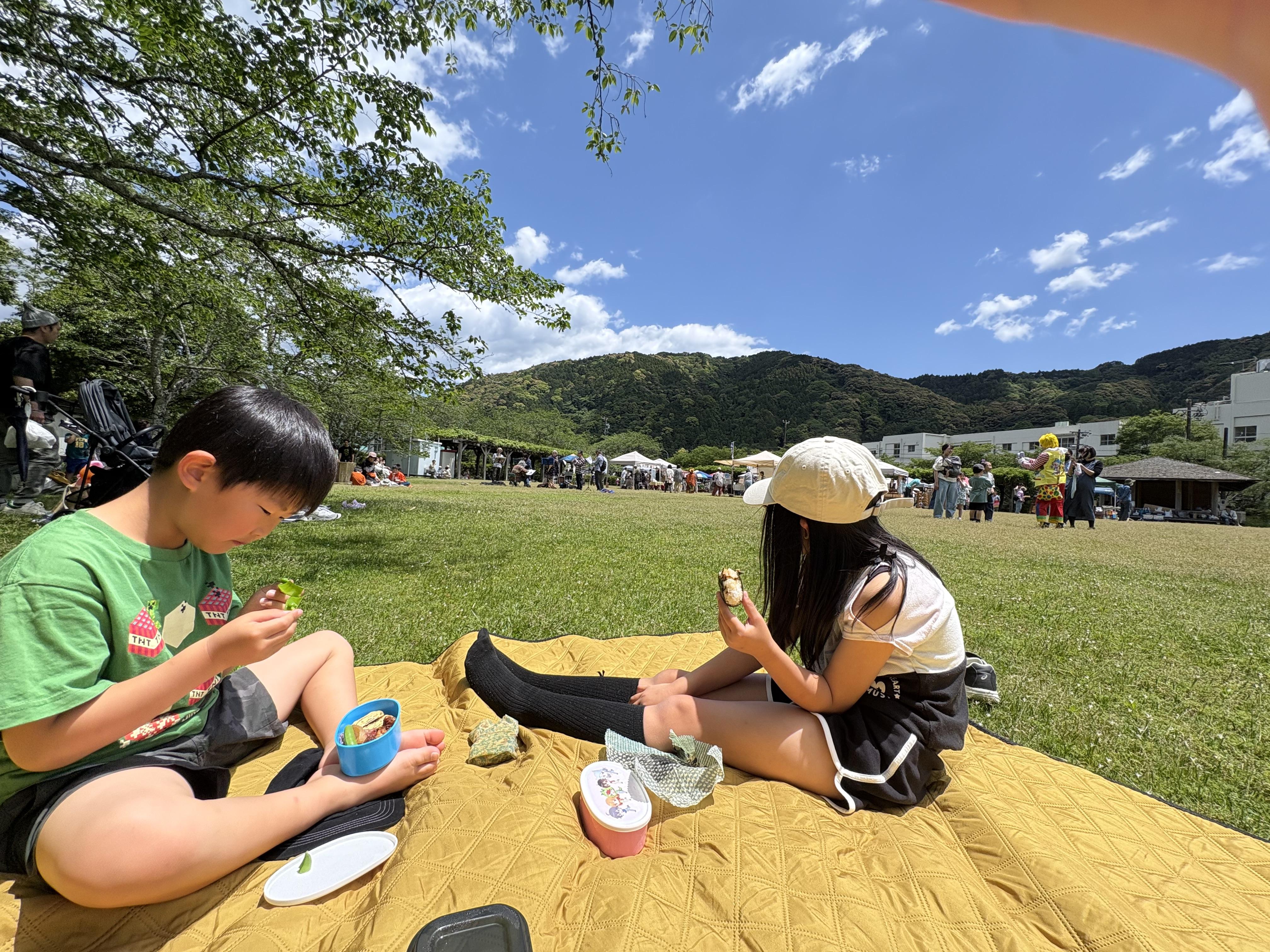 イベントの隅っこでランチタイム！とても気持ちい気候でした！！<br>来週の日曜日は30℃予報ですd(￣ ￣)<br>