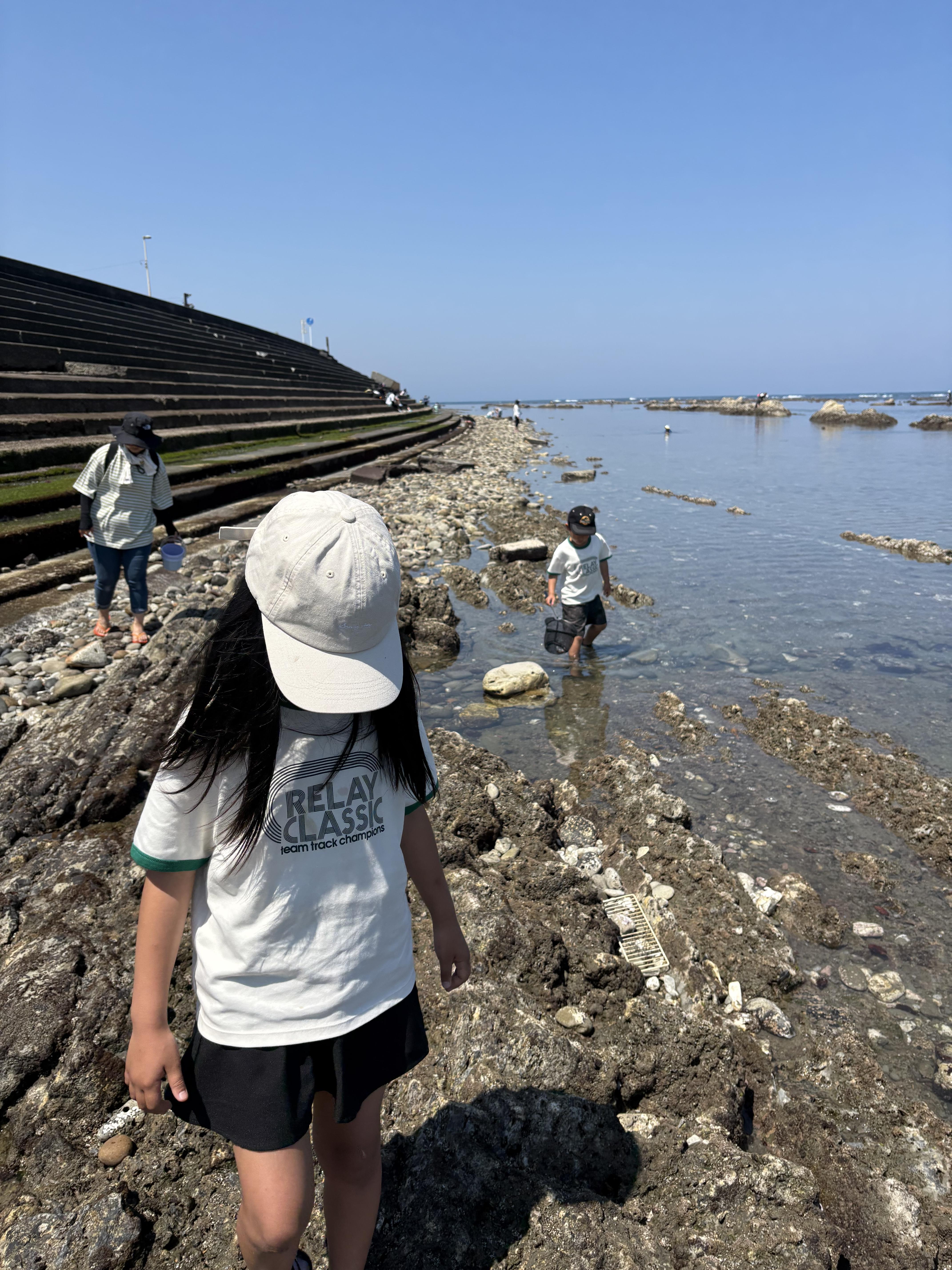 こんにちは！
週末は日差しが強く５月半ばなのに夏を感じる陽気でしたね。
湿度がまだないぶん過ごしやすいけど季節外れの日差し強さを感じましたねd(￣ ￣)

まずは金〜日曜日の朝活！
３日間で45kmと目標設定！して43km！

金曜日：15km　5:06/km　1時間16分28秒　140bpm（平均心拍数）

土曜日：13km　5:10/km　1時間07分18秒　136bpm

日曜日：15km　4:47/km　1時間11分59秒　133bpm

金曜日はトレランザックで1.5Lの水を背負って走りました。
７月のONTAKE100を見据えてトレーニングをしました。

日に日に調子は上がって
日曜日はとても快適に走ることができました。

日中も快適でやはり朝活の効果を感じることができました。
しばらくは、金〜日曜日はロング走ペース走を行うことにしようかと思っています。

子どもの朝活も予定通りに行うことができています。
来週の土曜日に向けて最終調整しながら行い１位目指してやっていきます（娘）

小僧は、眠たい日もありやったりやらなかったり( ◠‿◠ )
性格が現れていて見ている側としては楽しいですね。
本番が楽しみですが、あとは天気が心配ですが・・・。神頼み！

日曜日は前々から計画していた、御前崎で磯遊び！昨日は【大潮】で楽しく遊べるなと
思い考えていたのですが、いく時間を間違えて干潮の時間に行った！
本来は干潮の時間より1時間〜30分早めに行くのが長く楽しく遊べるそうですね♪(´ε｀ )

初めて行きましたが、大人も楽しいですね( ◠‿◠ )
オススメです。
無料の駐車場もあります。

子どもたちも夢中に楽しんでいましたが、
早い段階で水位が上がってしまって1時間ぐらいで終わってしまったので
消化不良だったみたいなので
月末あたりに再チャレンジしようかなと思いますd(￣ ￣)

カニ・小魚・アメフラシ・ヤドカリなど

釣りも娘はしたいと言っているので
近いうちにチャレンジしようかと思っています。

週末はアクティブに色々なことに挑戦していこうと思います！