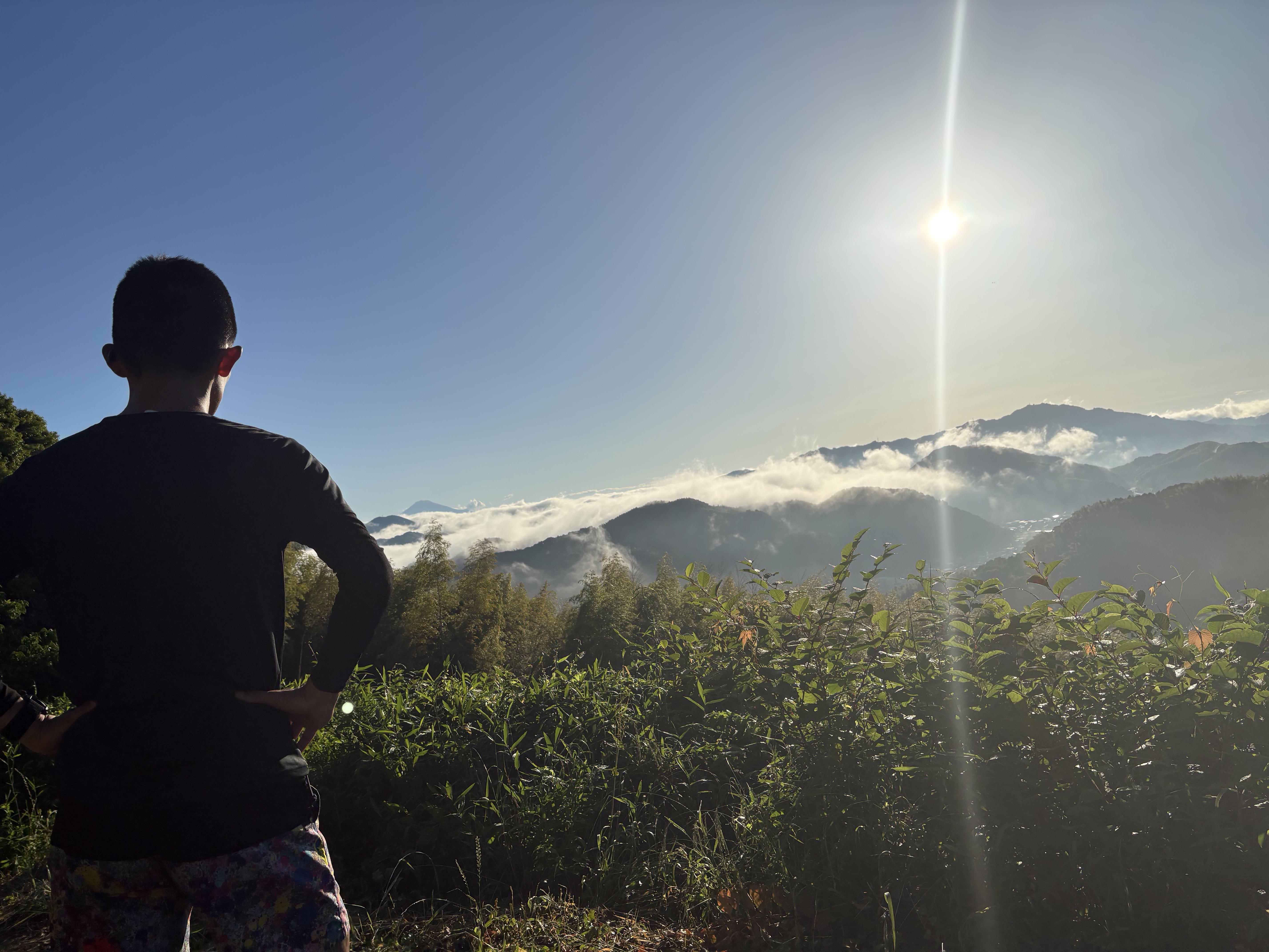 息子が撮ってくれた本日の1枚！よく見ると奥に富士山の頭が！！<br>