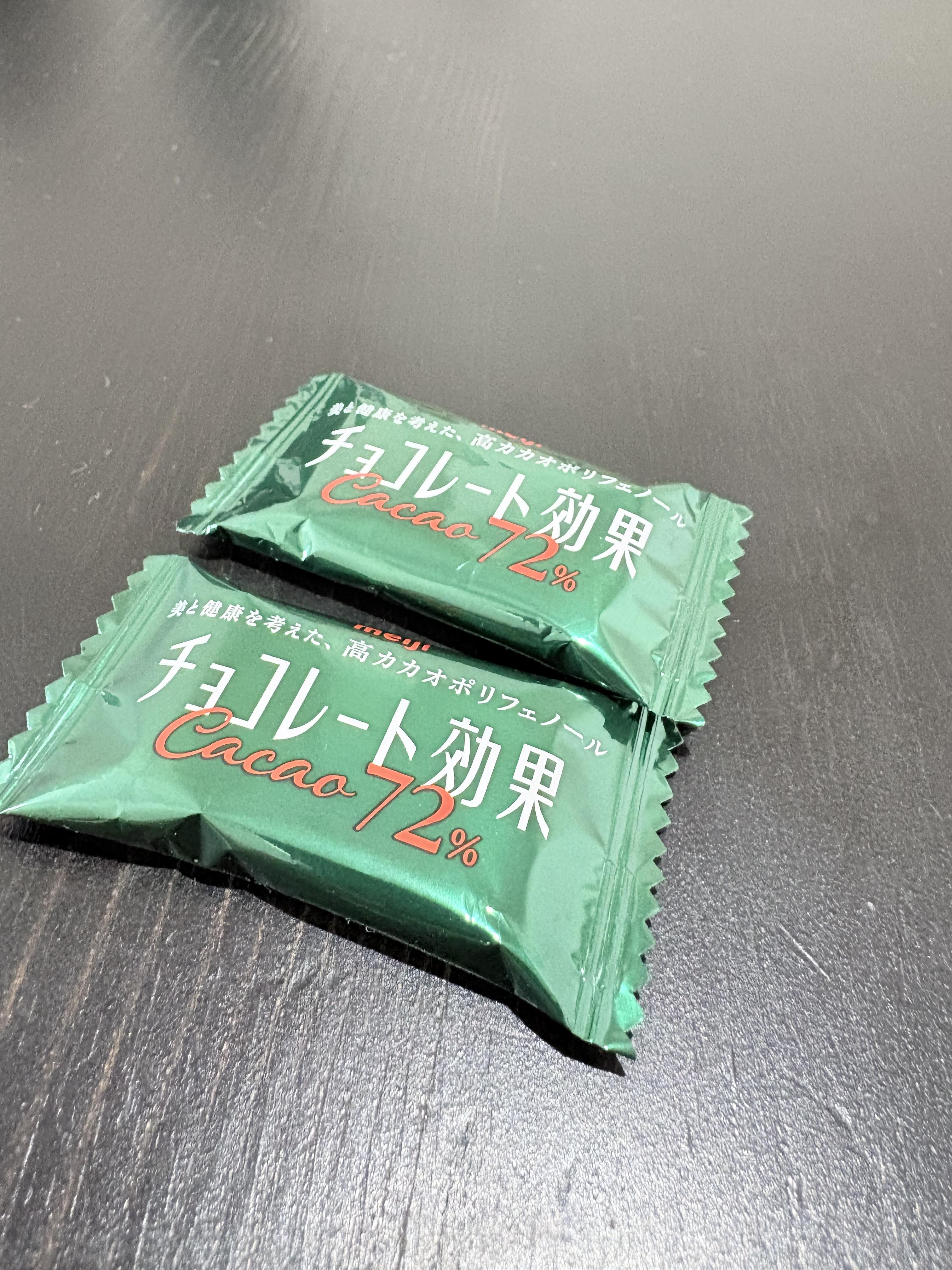 こんにちは！6月になって初めての週末どうお過ごしですか？

まだ、ジメジメ感はないので比較的に過ごしやすいのではないでしょうか？

今朝も仕事前に朝活ラン15kmジョギングしてきました。
5時ごろはやや肌寒いぐらいでしたが、
走り出すとあっという間に汗だくにd(￣ ￣)

今月は来月のレースに向けて追い込みをかけていこうかと思うので日曜日は
いつもよりも頑張って走っていこうかと思います。

さて、本日は、

走るためにはいいコンディションを保つ必要があります。
何個もある中から１つ
【チョコレート効果72％】という商品をお伝えしようと思います。

どうしても甘い物が食べたい。
あんこも好きだが今日はチョコが食べたい時は、

多くの方は知っている【チョコレート効果72％】

本格的なビターチョコレートです。

そのため、安いチョコと比べるとやや割高ですが、身体のためを思えば
そんなこともないかと思います。

【某ミルクチョコレート】（赤いパッケージのチョコ）
とても美味しいですよね。
糖質も脂質も多いから美味しいのです。
自分もどちらかというとミルクチョコレートの方が好きです。
口当たりも良いですからね( ◠‿◠ )

ハイカカオの方は食物繊維も豊富なので甘味にはかけますがカカオを苦味を
楽しむことができます( ◠‿◠ )

【チョコレート効果72％】を
間食で食べる際の注意として
食物繊維やポリフェノールが豊富で身体にいイメージがありますが、
脂質は多めなので食べ過ぎには要注意です。
1日に個包装３〜４つにしましょう。（大体200kcalにおさめましょう）

最近ですと腸内環境を整える腸活に使えるとも言われています。


【ミルクチョコレート】の場合
板チョコの場合は１行（４切れ）・個包装の場合は3つに！！
オススメの食べ方として一緒にナッツ類を食べることで食物繊維・良質な脂質
（オメガ３やオレイン酸）を摂取することで
ハイカカオチョコレートに引きを取らない栄養価を摂取することができます。
しかし、ナッツ類もカロリーが高いの量を制限することが重要です。

【チョコレート効果72％】は身体の栄養を満たしてくれるおやつ

【ミルクチョコレート】は心の栄養を満たししくれるおやつ

使い分けてストレスを溜めない生活をしてみてください。


今回はチョコでしたが他にもたくさんあるかと思いますので自分に合ったものを
見つけ出せると良いですね( ◠‿◠ )


自分はしばらく、ビターなチョコで身体の栄養を満たそうかなと思います！！

レースが終わったら、好きなものを好きだけ食べたいと思います( ＾∀＾)