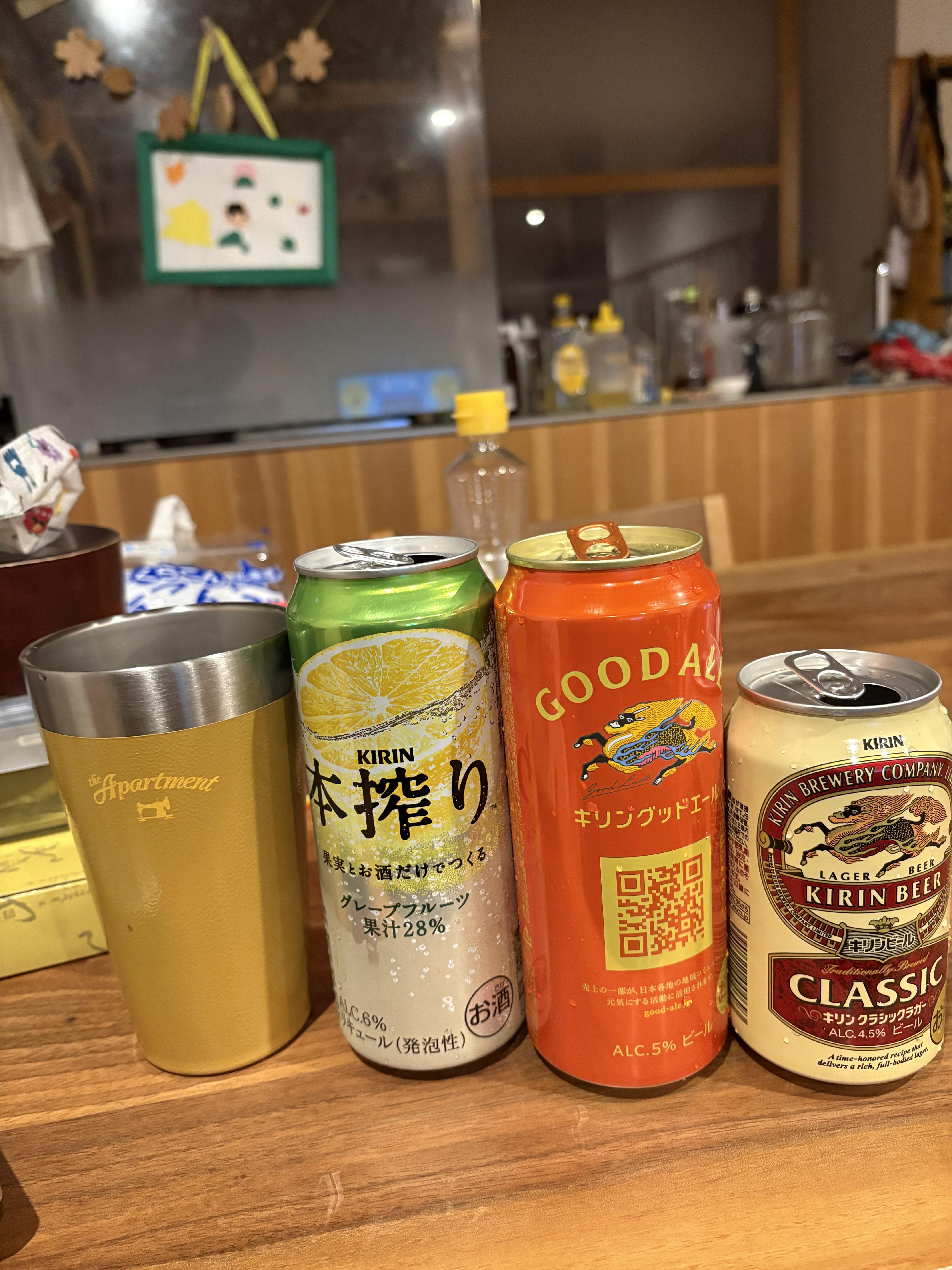 こんにちは！

今日も過ごしやすい天候・気候で何よりです。
娘も今日からプールの授業開始と言っていました。

着実に季節は進んでいます！！

体調管理も季節に合わせた方法を行っていきましょう！
6月は【湿度】の対策が必須になってきます！

さて、レースまで5週間！
マラソンでしたらある程度経験してきたので良いのですが、
109kmとなるとまだまだ初心者なのでやれる対策・準備をします！

その１つとしてアルコール（お酒）に対して！

ゼロだとストレスになるので週１回はOKにしてあとは呑まない作戦で今回は挑みます。
＊基本水曜日！（運動負荷を上げる日なので）

呑まない方が身体にとって良いことはわかっているのですが・・・。


水曜日は２部練（朝ラン15kmとポイント練習）
他の日よりかは負荷が上がるので心のリフレッシュをするために！
別に方法は呑むことだけではないかと思います。
ご褒美があれば人間やる気が上がりますよね( ＾∀＾)

本日のポイント練は1500mの坂道走3本！
下りもジョグではなく駆け降りることで脚力強化につながります。

動きながら筋トレ効果もありますので
坂道走はコスパが良いですね！！

ぜひ、無理のない範囲で取り組んでみてはいかがでしょうか！？

坂道ダッシュとは違います。ダッシュの場合は100mぐらい！今回は1500mです！！

地脚を鍛えるため行います。

今回は家のこともあったので3本！
目一杯追い込んで30分ほどで終了！！
その後は、子どもの宿題をみて洗濯畳んで、子どもとわちゃわちゃしてから
ご褒美タイム！週１回と制約を掲げたので有り難くいただきました( ＾∀＾)

これで週の後半もいけます( ◠‿◠ )

まだ、過ごしやすい気候ですが来週以降からジメジメ感が急にくると思いますので
自己管理を徹底していきましょう！