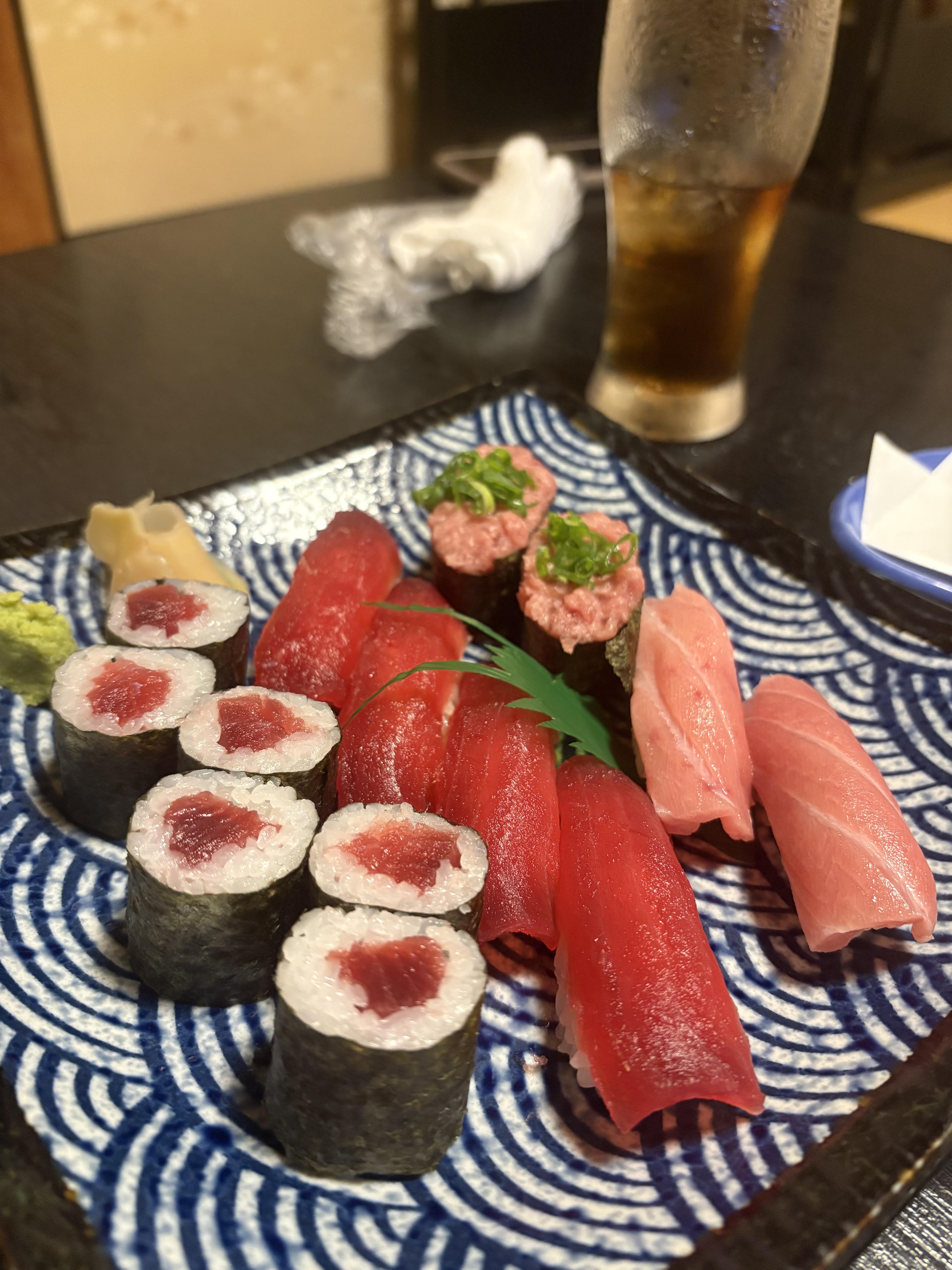 こんにちは！

6月も下旬に突入して21日は【夏至】で1年で一番日が出ている時間が1番長い日！
ここから暑さ！が徐々に上がってくる！！
夏ですねぇ〜〜。

そんな日は、早々と子ども連れて市民プールで涼む( ◠‿◠ )
子どもたちは泳ぎの練習をして良い時間を過ごせました。

その後は、遅めの昼を食べながら【日本戦】を応援！

快勝！以前はハラハラしながら見ていた気がするのですが
今回はそんなことなく、観ることができていましたね。
それだけ、チームとしての成長！日本の立ち位置が明らかに上がっていることを
確信しましたね。

３試合目も勝ってトーナメントに挑んで欲しいですね。

くじ運がなく勝ち上がっても難しい試合が待っているのでどうにか
勝ち上がってもらいたいですね！！

さて、私ごとで恐縮ですが6月22日で43歳になりました。

土曜日に家族から祝ってもらってほっこりしています( ◠‿◠ )
子どもたちに少しでも良い影響を与えられるオヤジをみせていきたいと思います。

そのためにも・・・

全てのことに対して誠実に取り組んでいこうと思います。
仕事は日々精進！

走り（マラソン）も身体が動くうちはこだわりを持って走っていきます。
サブエガを目指して！

ざっくりした目標ですがこの1年も挑戦し続けていきますのでよろしくお願いします！！

写真）自分が好きな寿司屋をチョイス「神田寿司」さん！
マグロづくし！！
