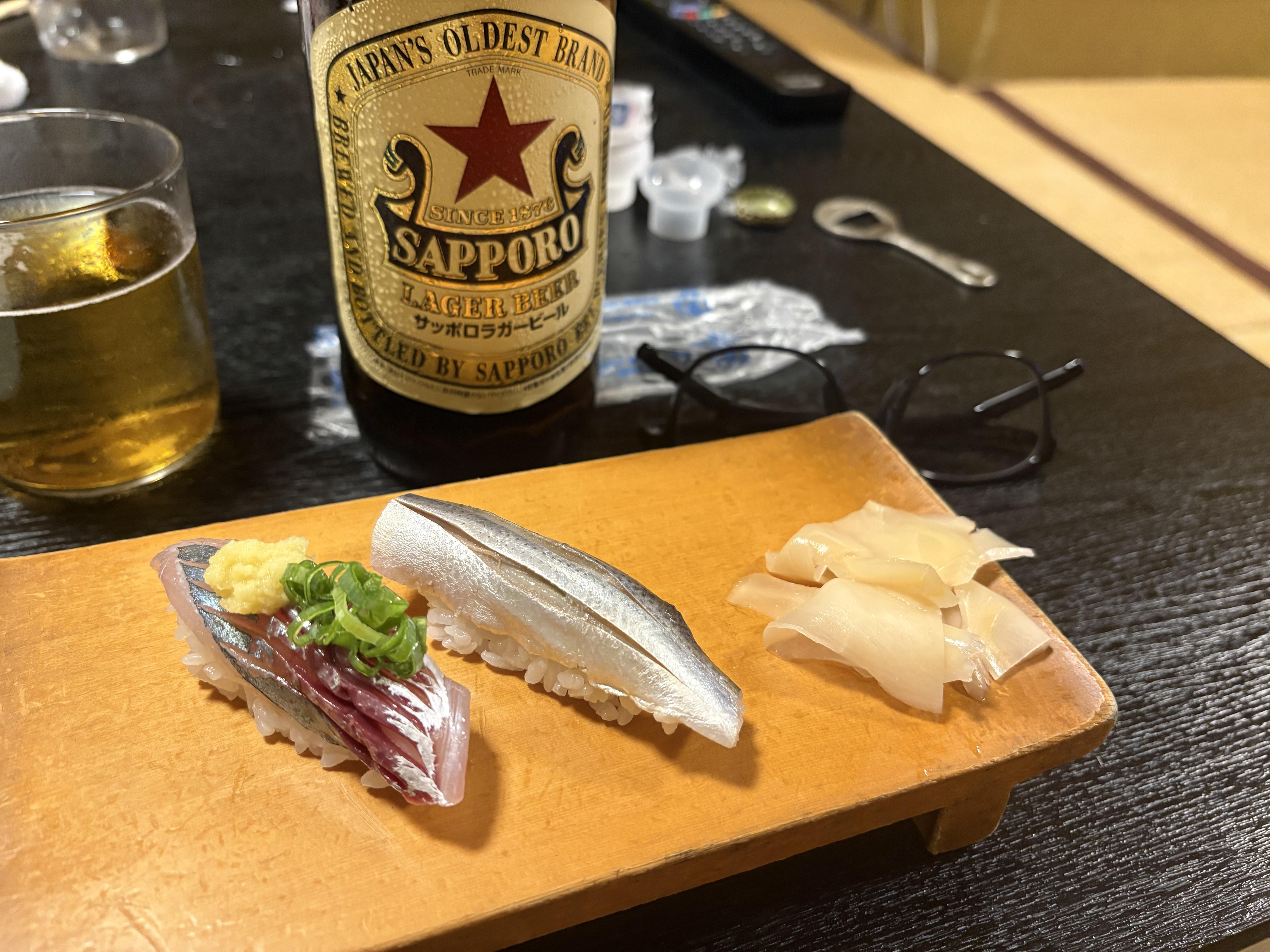 〆ははひかりもの！【あじ】と【サバ】を１貫づつ！！さっぱりして良いですね。<br>今夜も食べたくなっちゃいますね。写真を見ると（笑）<br>