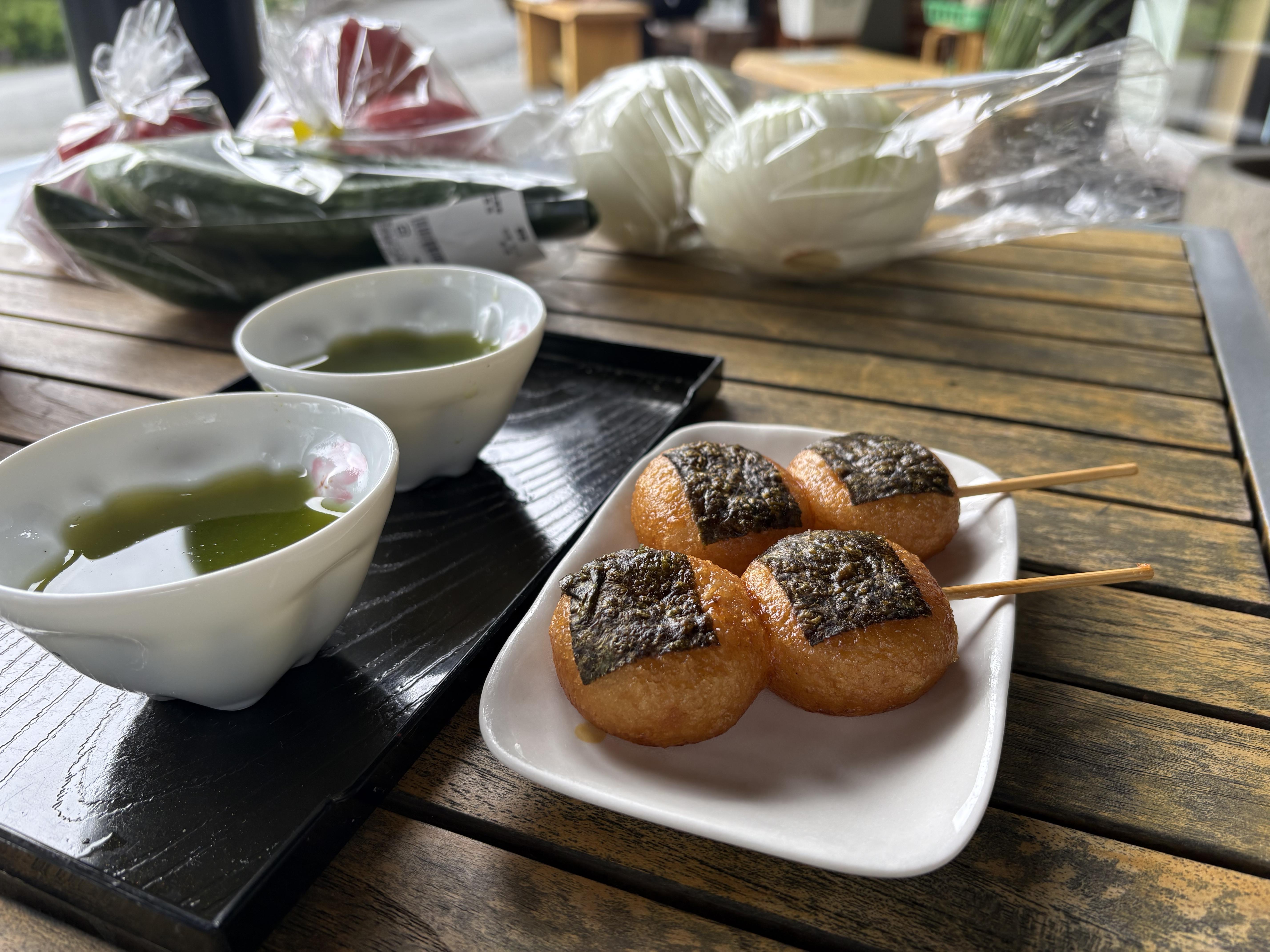 走り終わった後は、いっぷく処（駐車場にあるお店）でお茶と揚げ餅をご馳走になった！<br>（院長ご馳走まさで〜す）<br><br>お茶はこだわりがありとても美味しかったです！<br>その他に、高級なお茶をいただいたが自分の味覚が追いつかず・・・。<br>よくわかりませんでした。<br><br>解散して12時前には帰宅し午後は家族サーズに！<br>