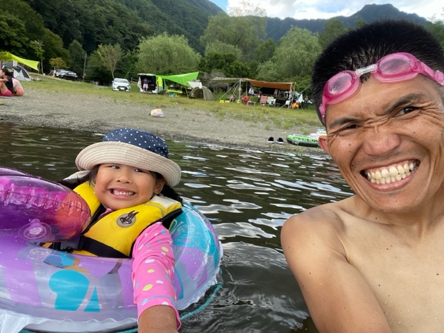 <b>試走後、家族で西湖で水遊び!<br><br>火照った身体には<br>心地よい!<br><br><span style='color:#ff0000;'><span style='font-size:1.4em;'>子供たちは深さにビビりまくり!(^^)!</span></span></b>