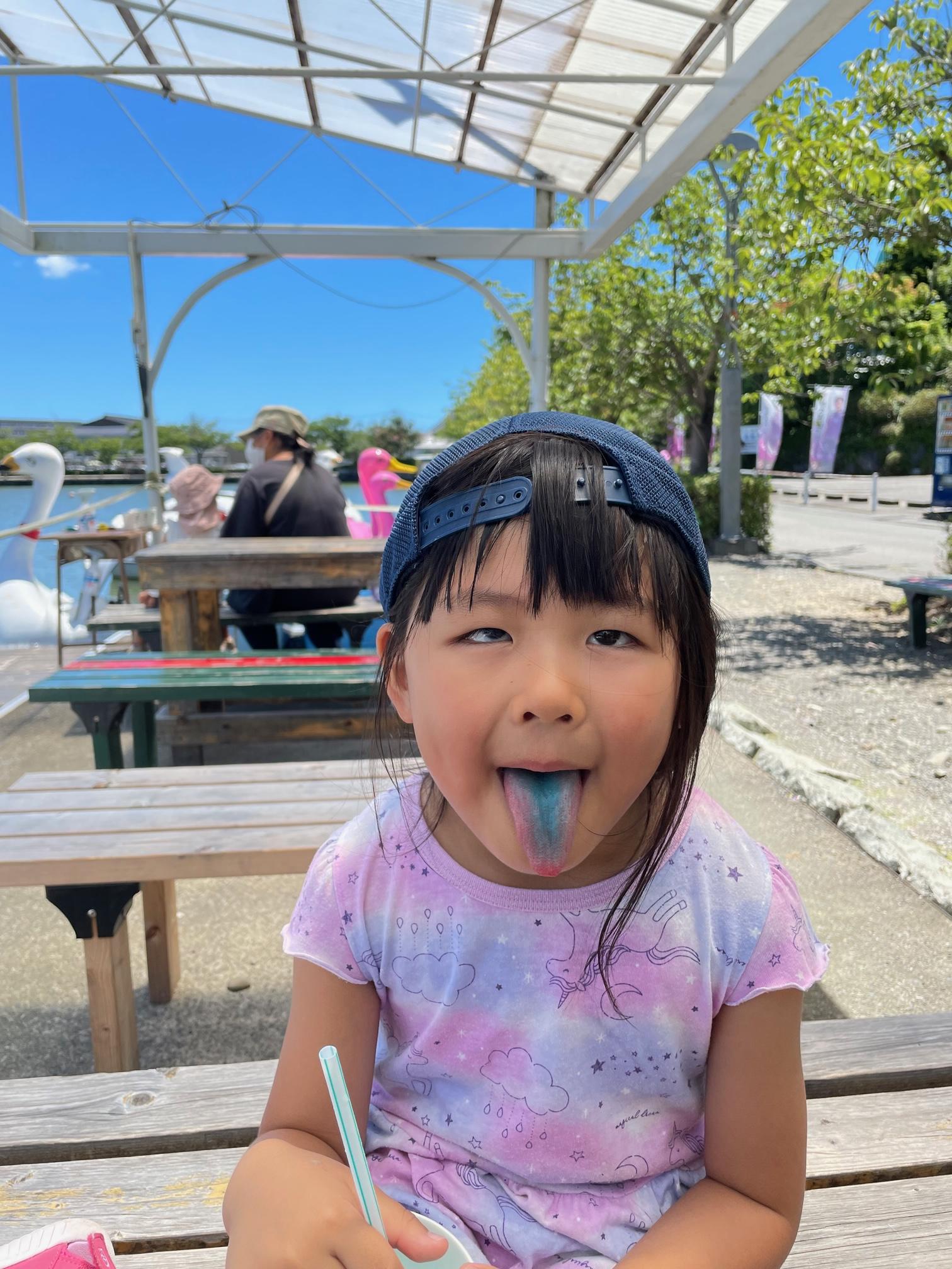 <span style='color:#05ffff;'><span style='font-size:1.4em;'><b>ブルーハワイ?あるあるですよね(*´▽`*)</b></span></span>